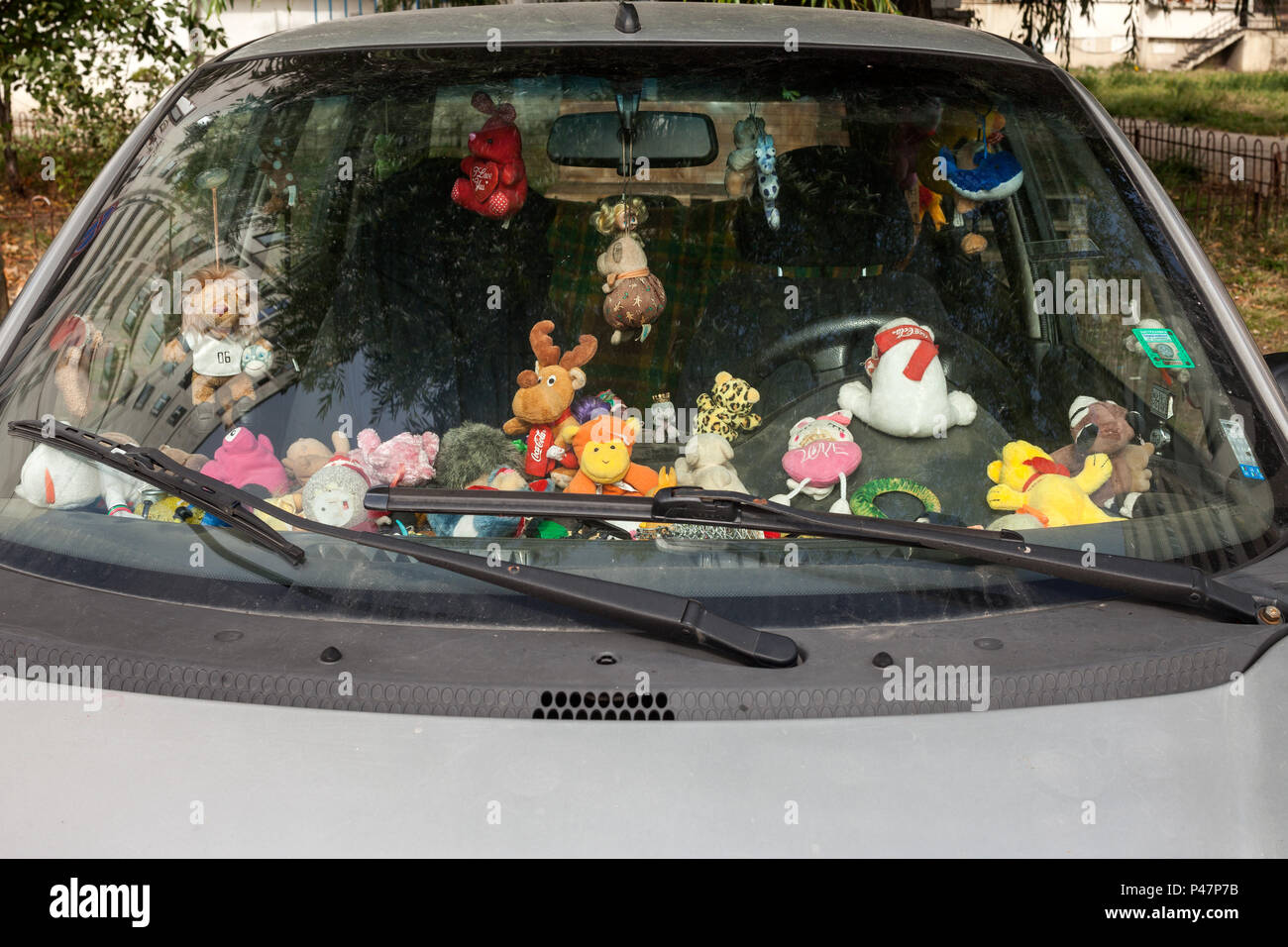 Sofia, Bulgarien, Plüschtiere im Cockpit eines Autos Stockfotografie - Alamy