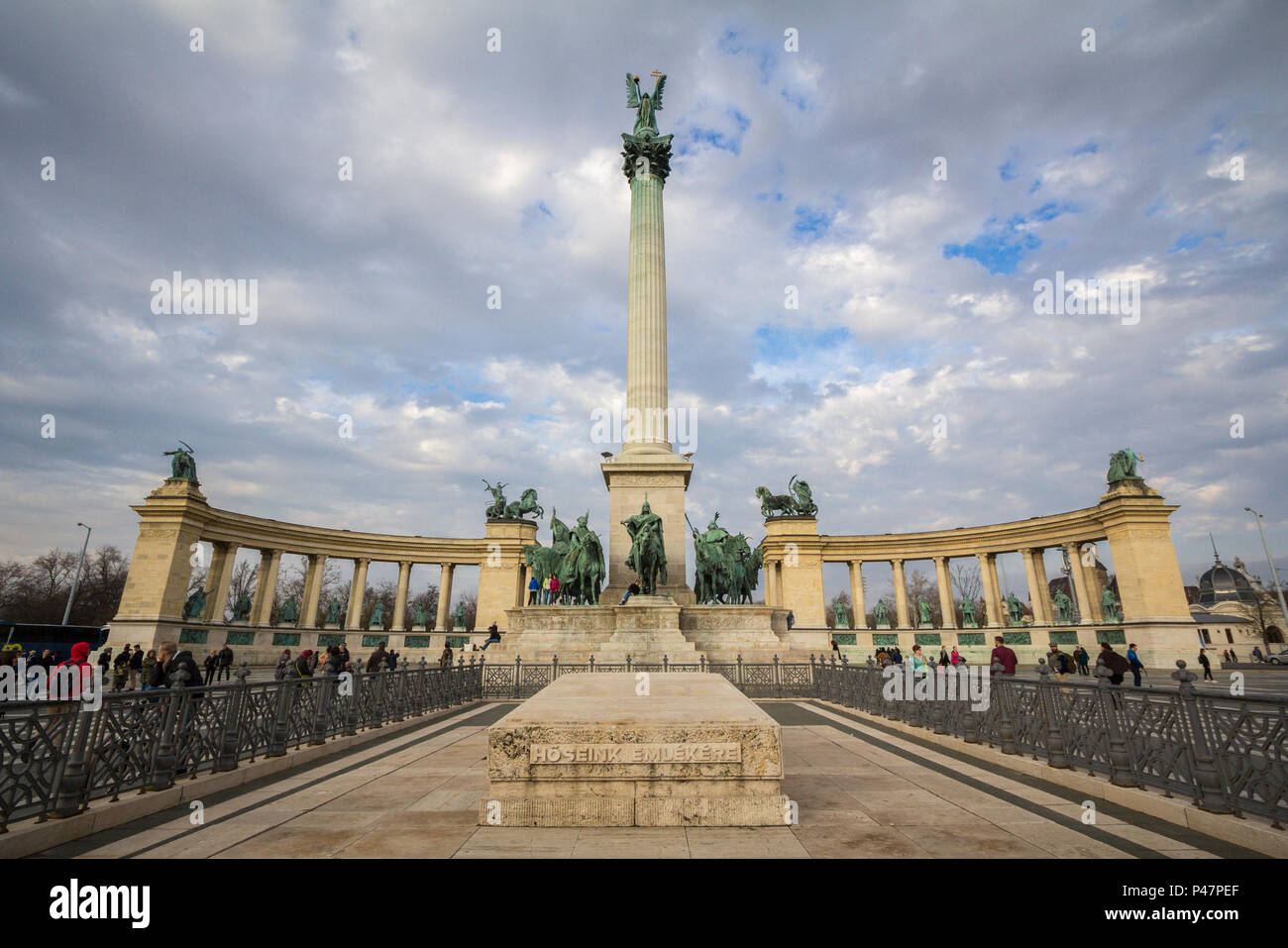 BUDAPEST, Ungarn - April 7, 2017: Heldenplatz (Hosok Tere) in Budapest, Ungarn, bei Sonnenuntergang, mit Touristen klettern die wichtigsten Statue und Spalte Pict Stockfoto
