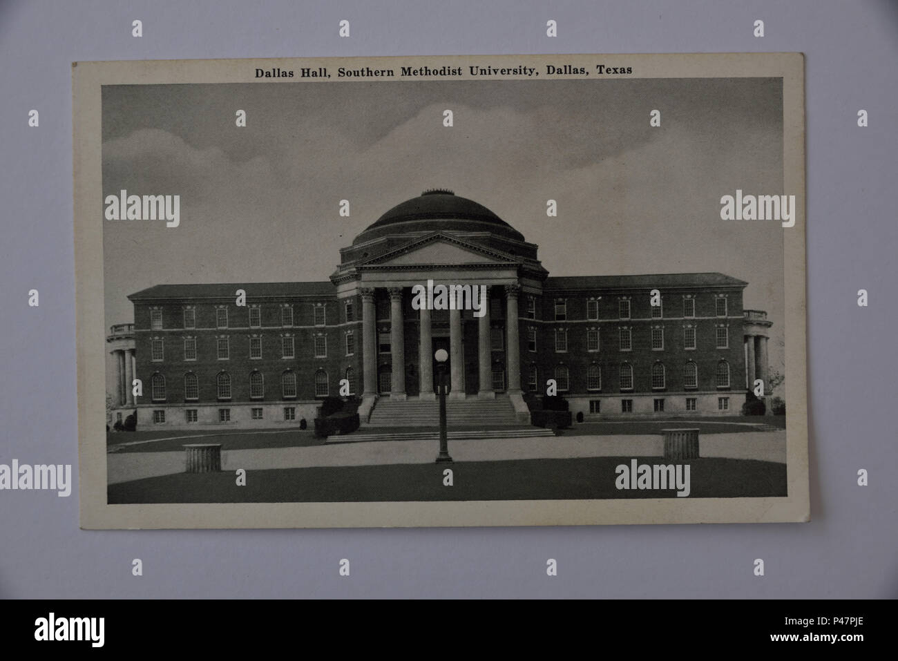 Foto von 1930er/1940er Jahre amerikanische Postkarte Darstellung Dallas Hall, Southern Methodist University, Dallas, Texas, in einem schwarz-weiß Foto. Stockfoto