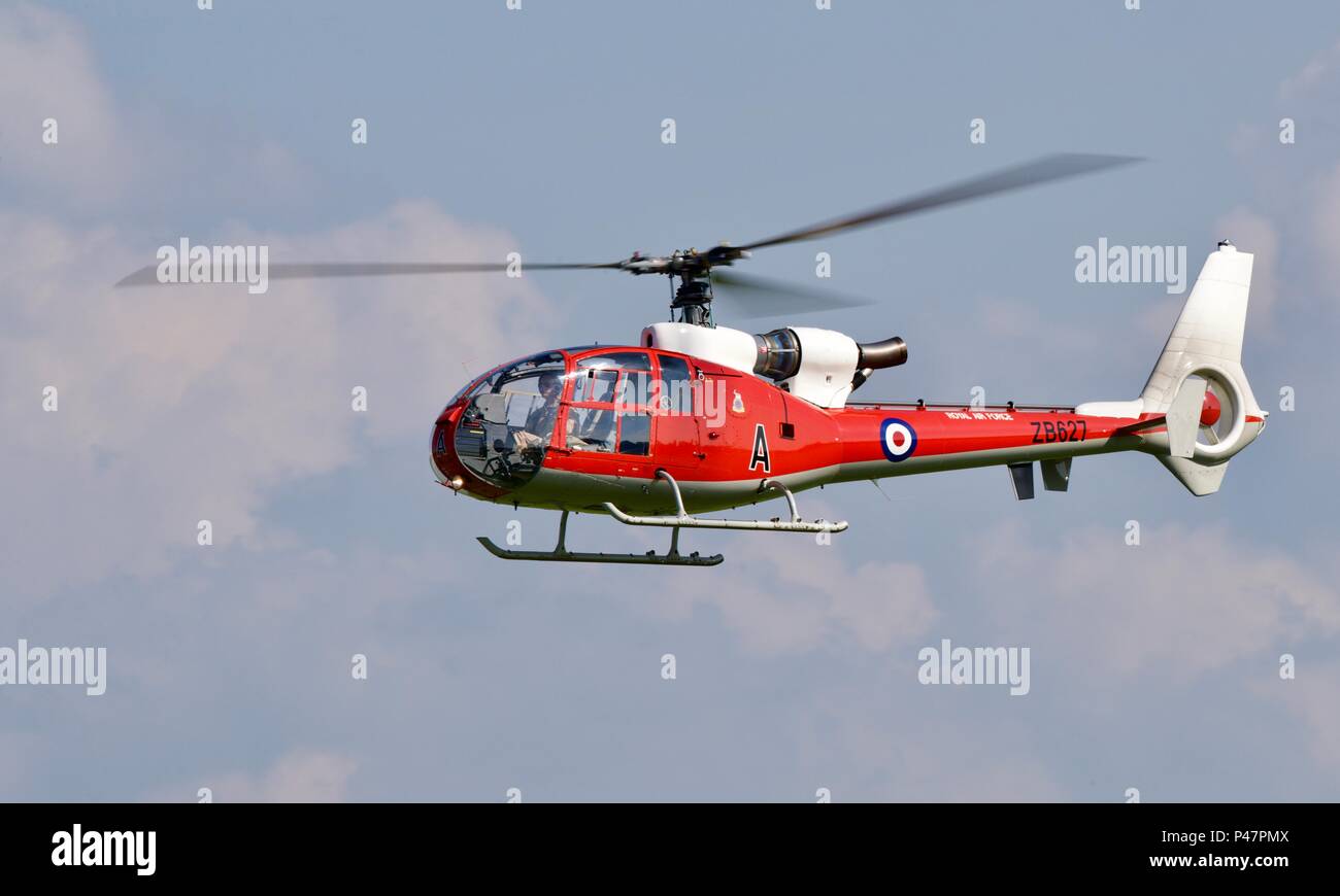 ZB627 Westland Gazelle HT.3 von der Gazelle Squadron Display Team fliegen an Shuttleworth Navy Airshow in Old Warden am 3. Juni 2018 Fliegen Stockfoto