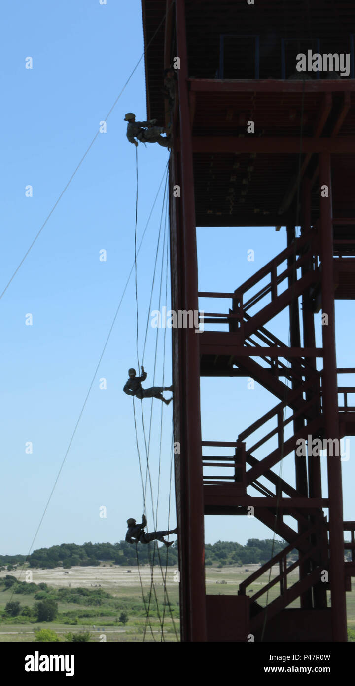 Fort Hood, Texas - drei Kadetten Abseilen von einem 60 Fuß, die sich auf ihre Ausbildung, ihre Höhenangst zu überwinden. Die Junior Reserve Officer Training Corps Cadet Leadership Challenge Camp graduierte mehr als 140 Kadetten aus acht JROTC Programme innerhalb der zentralen Texas Region in Fort Hood, Texas, am 17. Juni. (U.S. Armee Foto: Staff Sgt. Gen Arnold, 14 Public Affairs Abteilung.) Stockfoto