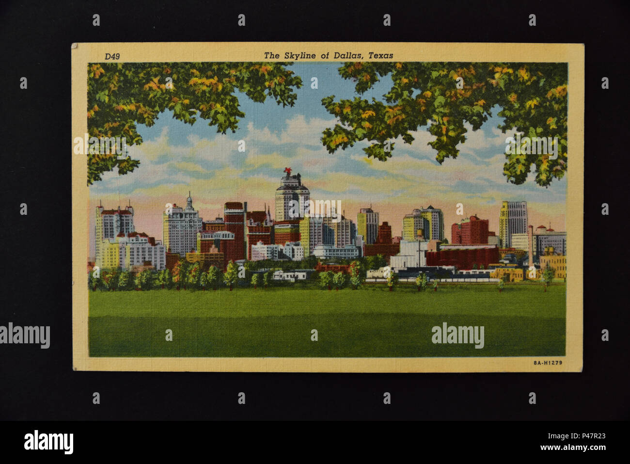 Foto von 1930er/1940er Jahre amerikanische Farbe Postkarte mit der Darstellung der Dallas, Texas, Skyline auf schwarzem Hintergrund. Stockfoto