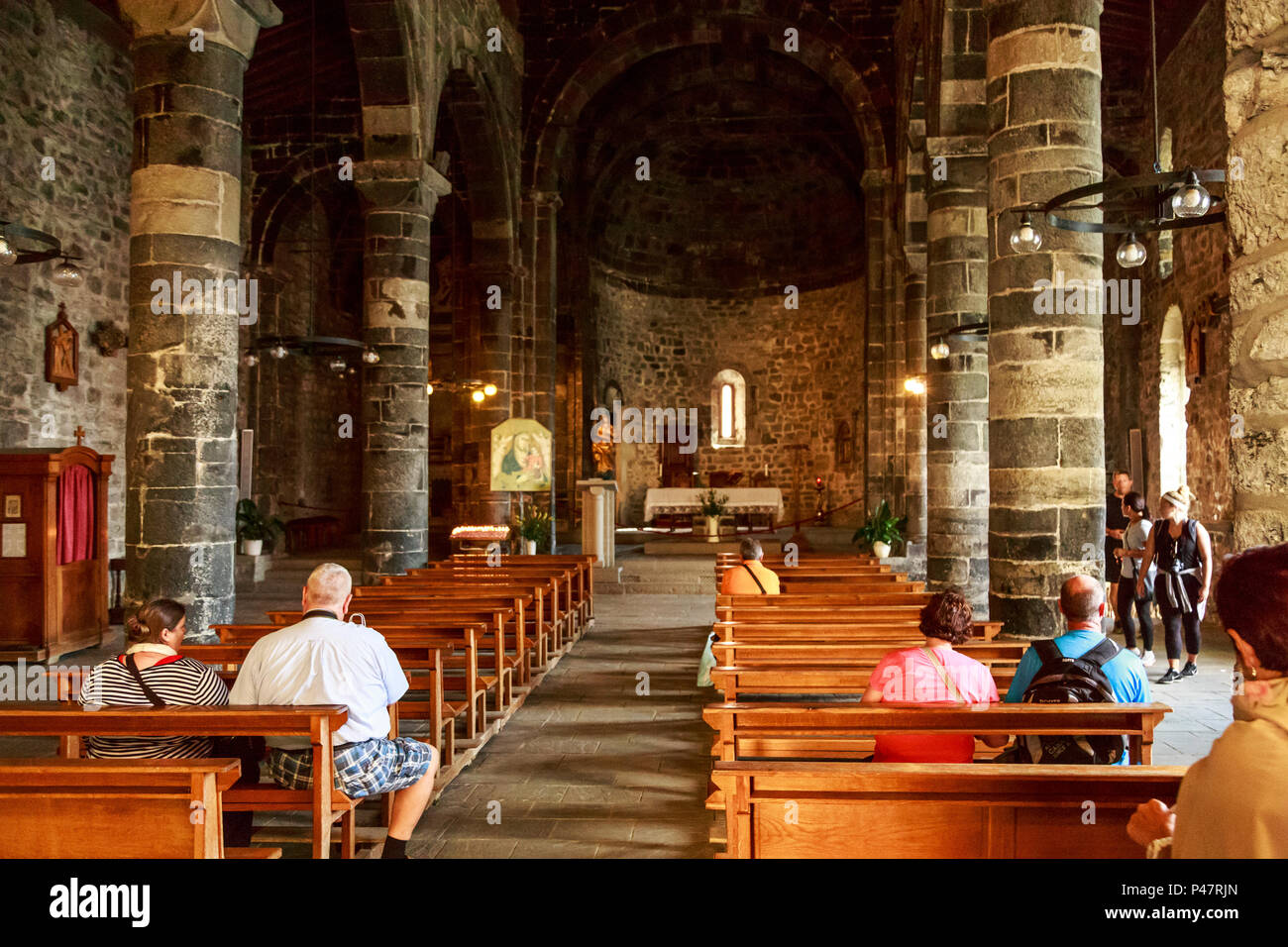 Touristen ruhig sitzt im historischen Kirche der hl. Margarete von Antiochia, Vernazza, Cinque Terre, Italien Stockfoto