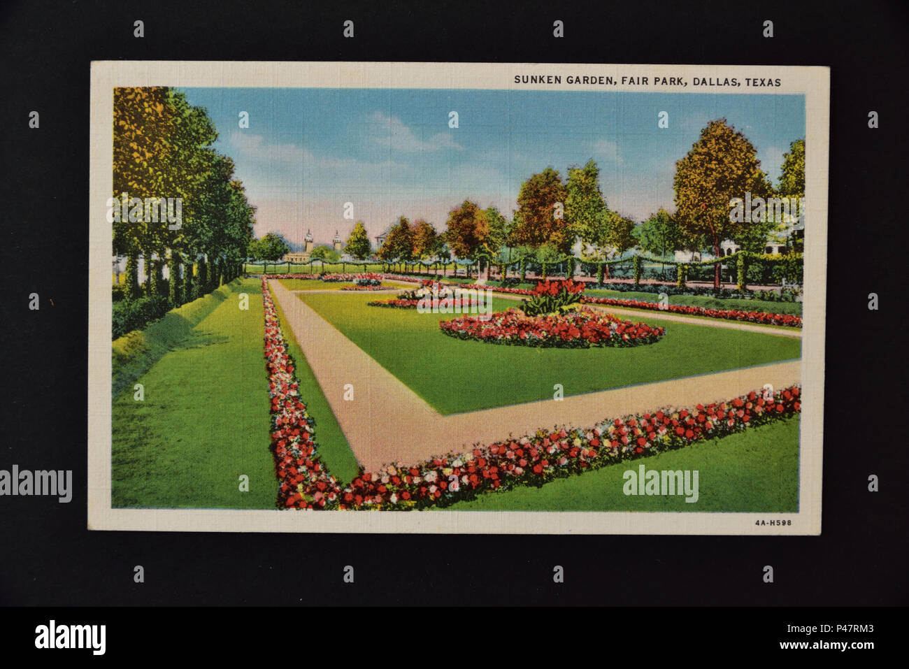 Foto von 1930er/1940er Jahre amerikanische Farbe Postkarte mit der Darstellung der versunkene Garten, Fair Park, Dallas, Texas, auf schwarzem Hintergrund Stockfoto