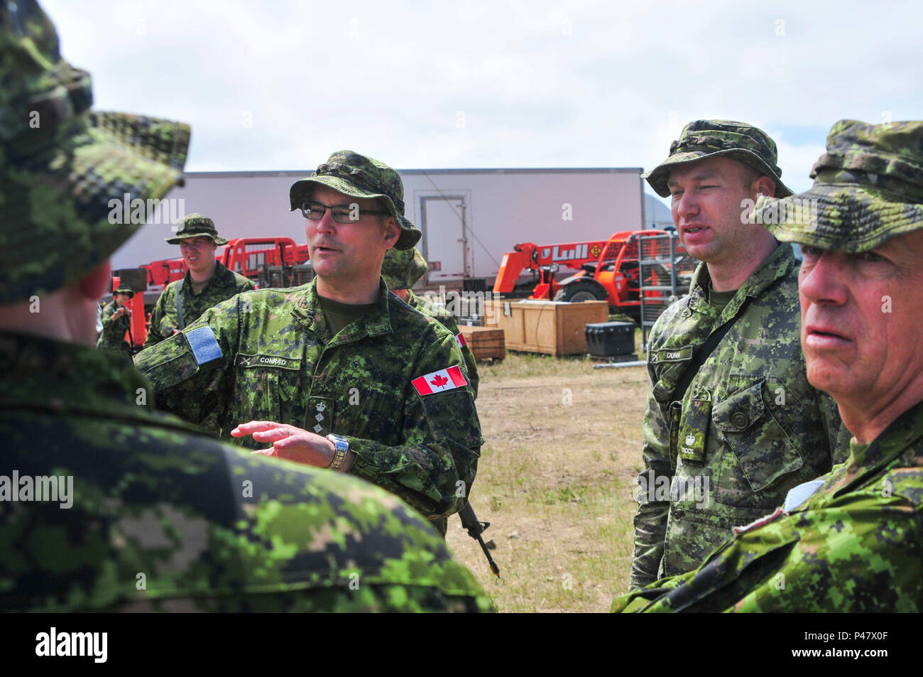 Kanadische Armee Oberst John Conrad, Links, Kommandant der Brigade 41 kanadische Gruppe, inspiziert ein Radio Repeater bei Vorwärts Operating Base Custer, Custer, S.D., 15. Juni 2016. Die goldenen Coyote Übung ist eine dreiphasige, Szenario-driven Übung in den Black Hills von South Dakota und Wyoming, mit dem Kommandanten auf der Mission wesentliche Anforderungen der Aufgabe, Krieger Aufgaben und Übungen zu konzentrieren. (U.S. Armee Foto von SPC. Robert West/Freigegeben) Stockfoto