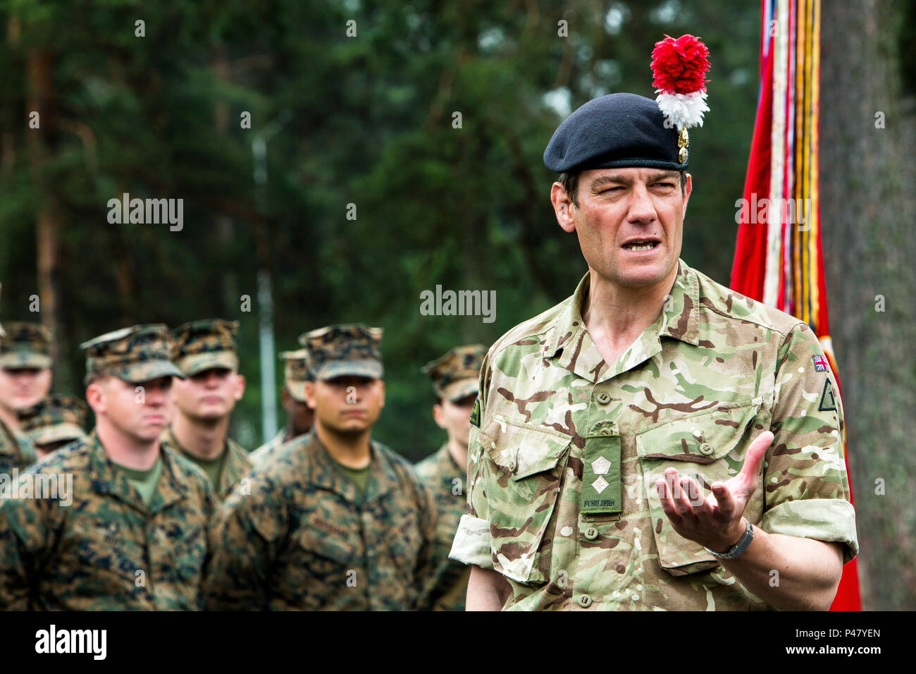 NATO-Verbündeten bereiten multinationale Blindbewerbungen in ganz Europa zu unterstützen. (U.S. Marine Corps Foto von Cpl. Kelly L. Straße, 2 D MARDIV COMCAM/Freigegeben) Eine britische Armee Füsiliere großen Adressen USA und NATO-Streitkräfte nach dem closing Zeremonie für Übung Sabre Streik 16 an Bord Adazi Militärbasis, Lettland, 21. Juni 2016. Sabre Streik verbessert unsere Reaktionszeit in der Region und hält unsere Partnerschaft mit 12 anderen NATO-Verbündeten. (U.S. Marine Corps Foto von Cpl. Kelly L. Straße, 2 D MARDIV COMCAM/Freigegeben) Stockfoto