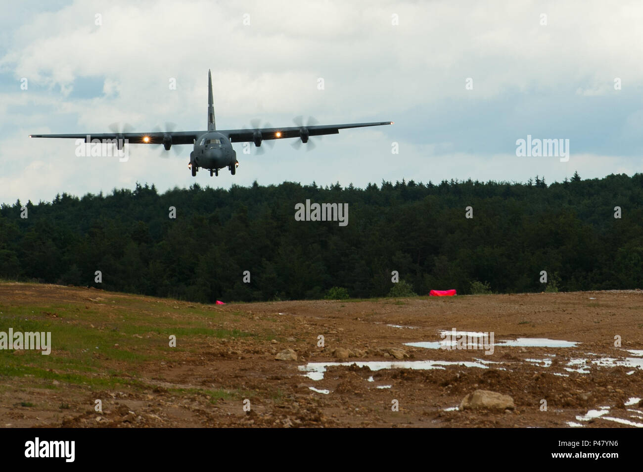 Ein US Air Force C-130J Super Hercules Flugzeuge aus Little Rock Air Force Base, Arche, landet während der Übung die schnelle Reaktion 16 in Hohenfels, Deutschland, 17. Juni 2016. Übung SR 16 ist eines der führenden militärischen Krisenreaktion Schulungen für multinationale zerstreuten Kräfte in der Welt, die mehr als 5.000 Teilnehmer aus 10 NATO-Staaten. (U.S. Air Force Foto von Master Sgt. Joseph Swafford/Freigegeben) Stockfoto