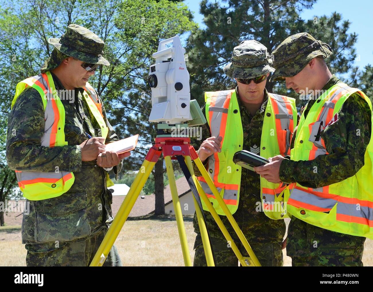 ENGLISH/ANGLAIS WA 2016-0031-01 20 Juni 2016 Corporal Dennis Lai, Sergeant Sean Carroll und Master Corporal Cameron Wallace von 1 Engineer Support Unit in Kingston, Ontario durch eine Umfrage während der Übung GOLDEN COYOTE 16 in South Dakota am 20. Juni 2016. 240 kanadischen Militär Mitglieder meistens von 41 kanadischen Brigade Group (41 CBG) wird in der Übung GOLDEN COYOTE 2016 in South Dakota teilnehmen, von Juni 11 bis 23, 2016. Rund 4000 Soldaten aus Kanada, Dänemark, Singapur, Suriname, dem Vereinigten Königreich und den Vereinigten Staaten zusammenarbeiten, um Crea Stockfoto