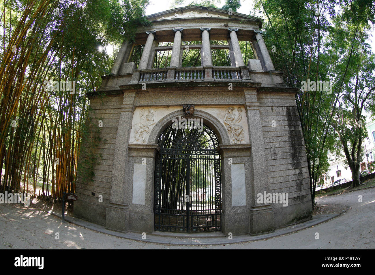 RIO DE JANEIRO, RJ - 15/01/2015: PORTAL DA ESCOLA IMPERIAL DE BELAS ARTES-Portal da Escola Imperial de Belas Artes (alte Akademie der Bildenden Künste Portal), fica kein Innen Do Jardim Botânico, na Zona Sul, Rio de Janeiro, RJ. Ein antiga Real Academia de Belas Artes, foi a primeira Obra tun arquiteto Granjean de Montigny integrante da missão artística Francesa e responsável Pela introducão Tun estilo Neoclássico na arquitetura Brasileira. O Portal apresenta Hospicio em Terracotta, de autoria de Zeferino Ferrez. O prédio da Academia foi demolido em 1938 restando este Portal frontal, remontado keine Jardim Stockfoto