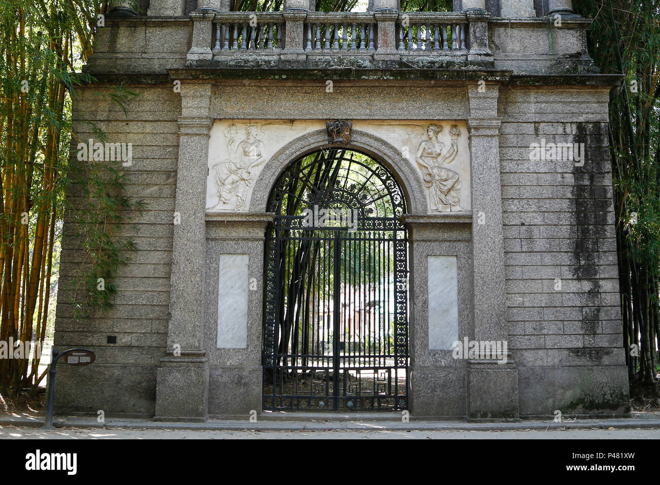 RIO DE JANEIRO, RJ - 15/01/2015: PORTAL DA ESCOLA IMPERIAL DE BELAS ARTES-Portal da Escola Imperial de Belas Artes (alte Akademie der Bildenden Künste Portal), fica kein Innen Do Jardim Botânico, na Zona Sul, Rio de Janeiro, RJ. Ein antiga Real Academia de Belas Artes, foi a primeira Obra tun arquiteto Granjean de Montigny integrante da missão artística Francesa e responsável Pela introducão Tun estilo Neoclássico na arquitetura Brasileira. O Portal apresenta Hospicio em Terracotta, de autoria de Zeferino Ferrez. O prédio da Academia foi demolido em 1938 restando este Portal frontal, remontado keine Jardim Stockfoto