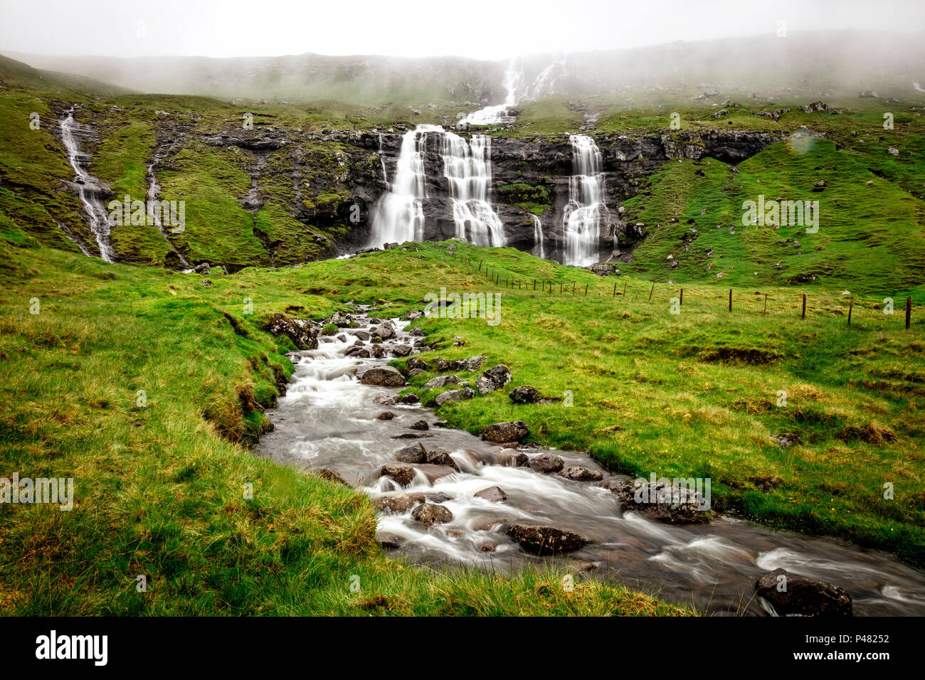 Wasserfall in Färöer Inseln lange Belichtung geschossen Stockfoto