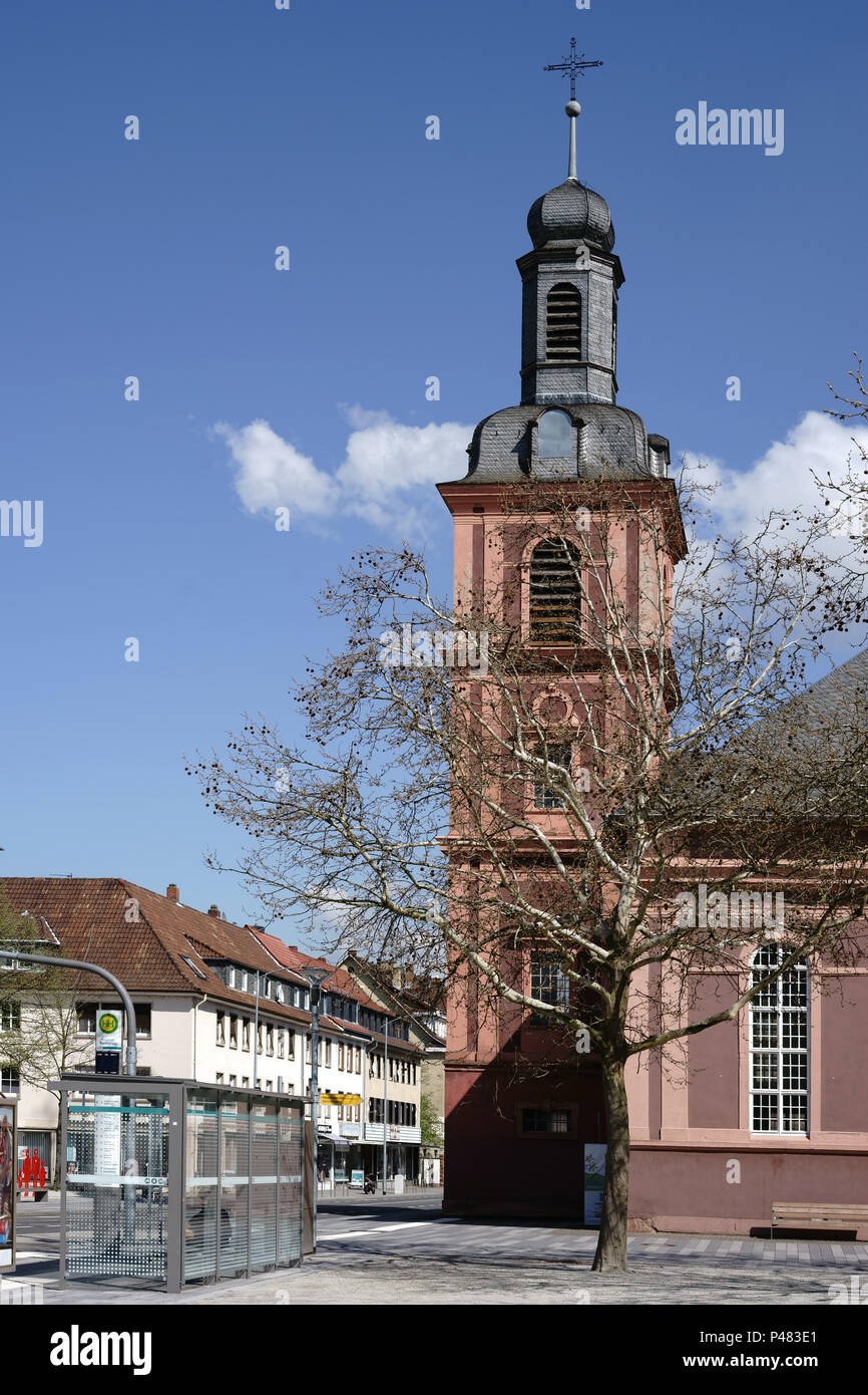Die evangelische Stadtkirche am Marktplatz in Ruesselsheim bei schönem Wetter. Stockfoto