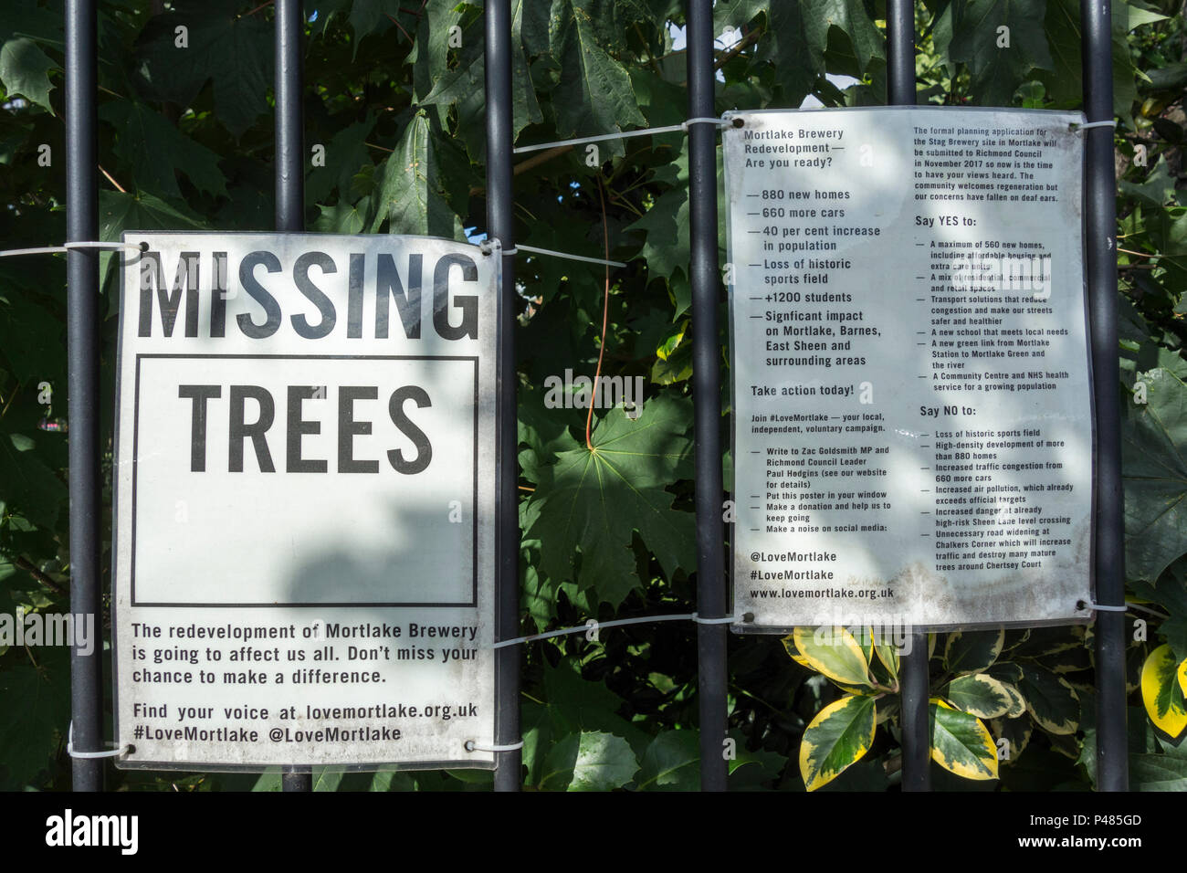 Poster alarmieren die öffentlichkeit auf die geplante Abholzung der Bäume als Teil der Mortlake Brauerei Entwicklung bei Chalkers' Corner, Mortlake, London Stockfoto