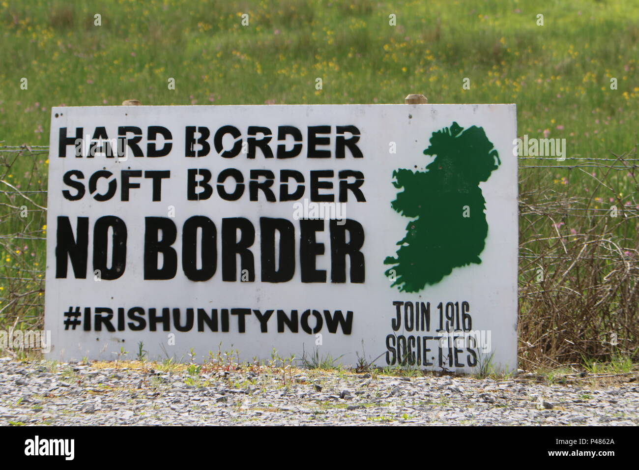 Irland, das Vereinigte Königreich, 2. Juni 2018. Irische Einheit hart weich ohne Rand am Rand der Straße in der Nähe der irischen Grenze und wichtig zu laufenden Brexit Verhandlungen. Stockfoto
