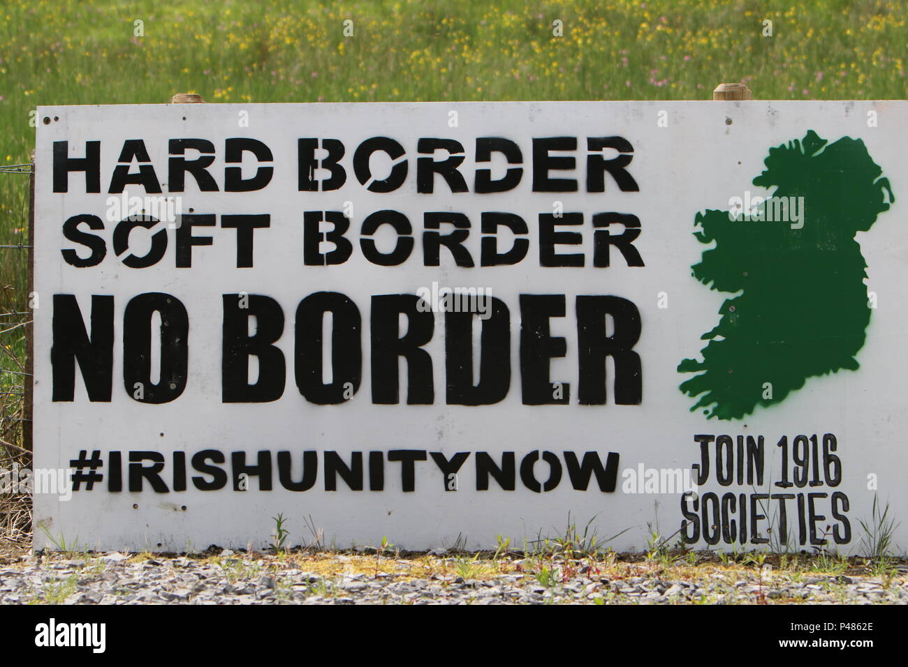 Irland, das Vereinigte Königreich, 2. Juni 2018. Irische Einheit hart weich ohne Rand am Rand der Straße in der Nähe der irischen Grenze und wichtig zu laufenden Brexit Verhandlungen. Stockfoto