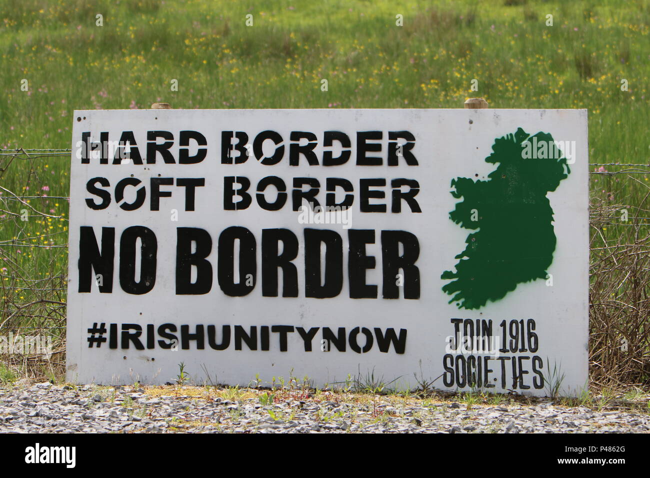 Irland, das Vereinigte Königreich, 2. Juni 2018. Irische Einheit hart weich ohne Rand am Rand der Straße in der Nähe der irischen Grenze und wichtig zu laufenden Brexit Verhandlungen. Stockfoto