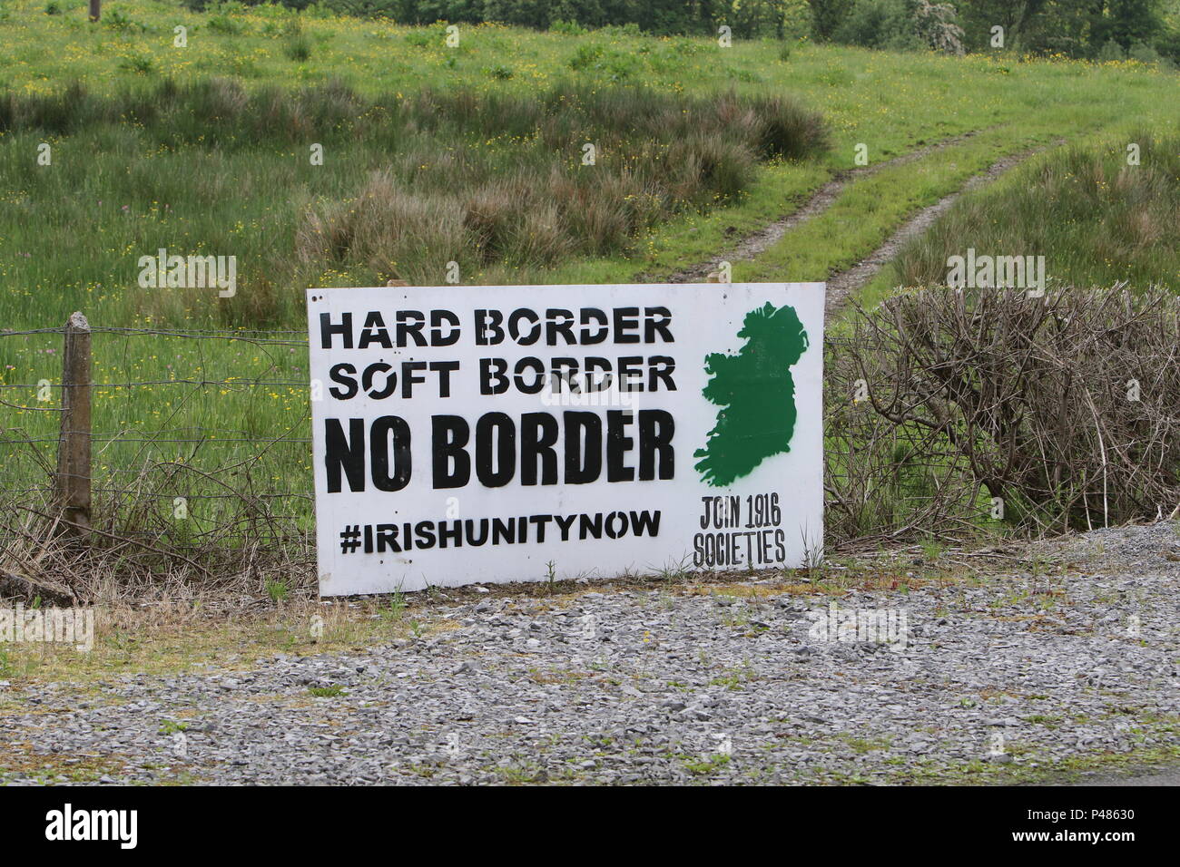 Irland, das Vereinigte Königreich, 2. Juni 2018. Irische Einheit hart weich ohne Rand am Rand der Straße in der Nähe der irischen Grenze und wichtig zu laufenden Brexit Verhandlungen. Stockfoto