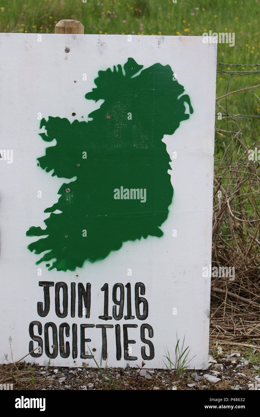 Irland, das Vereinigte Königreich, 2. Juni 2018. Irische Einheit hart weich ohne Rand am Rand der Straße in der Nähe der irischen Grenze und wichtig zu laufenden Brexit Verhandlungen. Stockfoto
