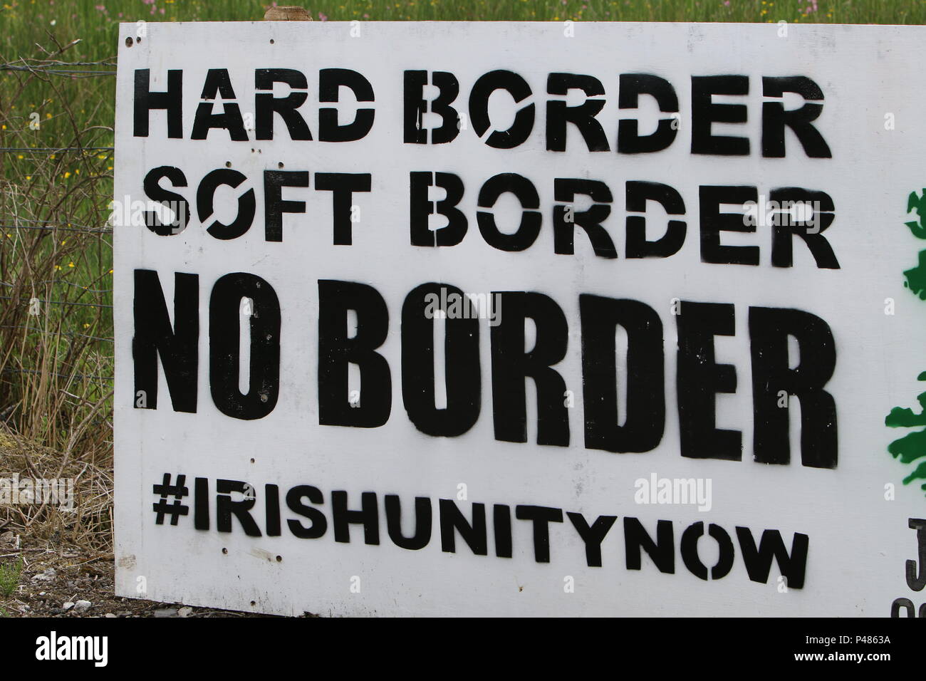 Irland, das Vereinigte Königreich, 2. Juni 2018. Irische Einheit hart weich ohne Rand am Rand der Straße in der Nähe der irischen Grenze und wichtig zu laufenden Brexit Verhandlungen. Stockfoto