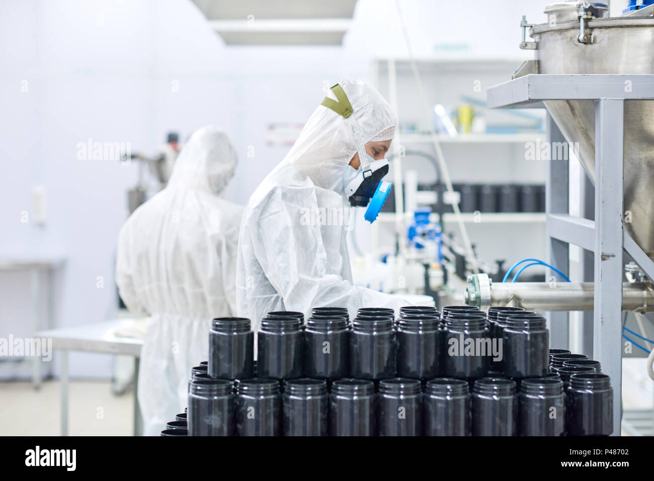 Factory Mitarbeiter in Schutzkleidung arbeiten Stockfoto