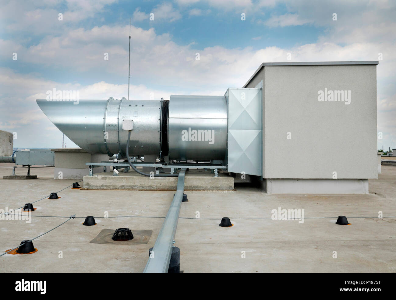 Elemente von Lüftung und Klimaanlage auf dem Dach eines Mehrfamilienhauses  platziert Stockfotografie - Alamy