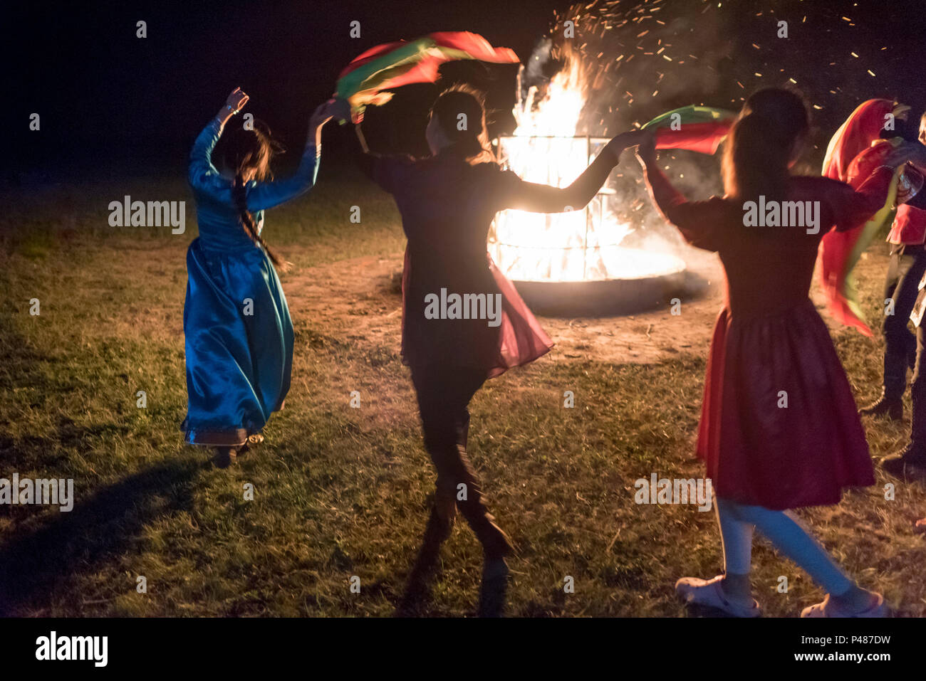 Frauen tragen traditionelle mongolische Kostüme Tanz um das Feuer im Sommer Camp, Xilinhot, der Inneren Mongolei, China Stockfoto