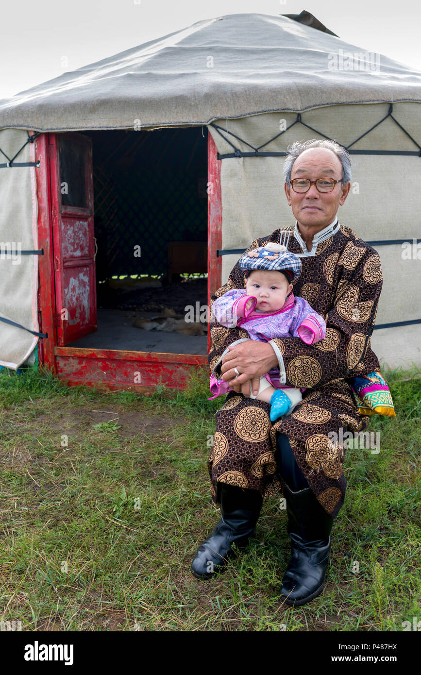 Großvater mit Enkel Kind außerhalb ihrer Sommer Jurte, Zhenglanqi Wuyi, der Inneren Mongolei, China, Innere Mongolei, China Stockfoto