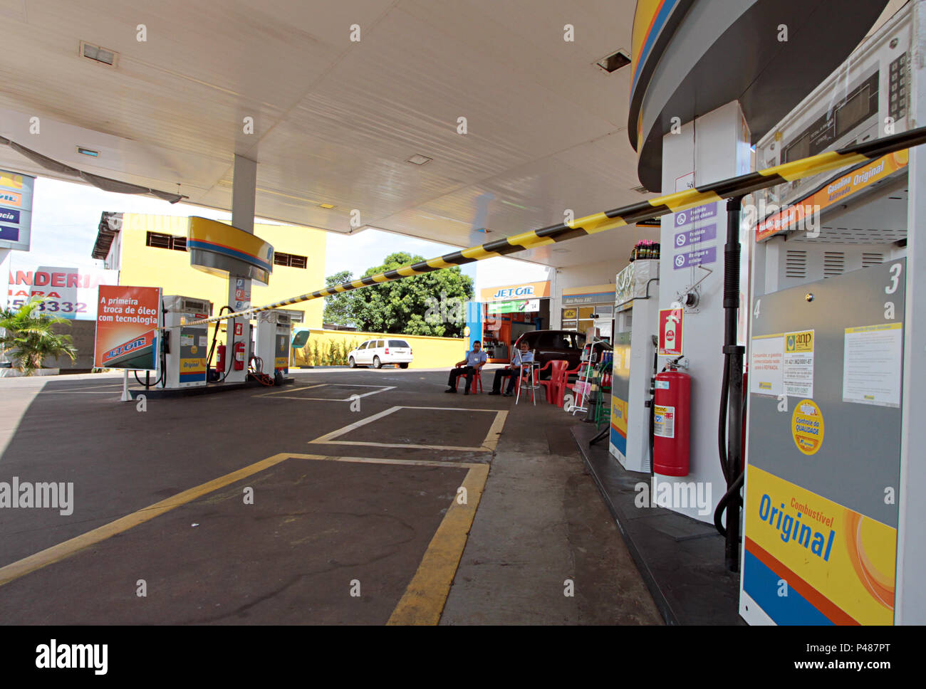 (29329) FALTA COMBUSTÍVEL E TRANSPORTE URBANO PR - Foz do Iguaçu - PARANÁ - Para combustível Economizar - wie Empresas tun Transporte coletivo adotaram um cronograma horários emergencial de-Os ônibus circulam normalmente apenas Nos horários de Pico - keine Meditation da Manhã e Finale da Tarde-das 5 Uhr às8h30e Das 16:30 às 19h - Essa medida fi adotada Pela falta de cobustível na Cidade de Foz do Iguaçu - por Conta dos bloqueis de Estrada realizados pelos vários caminhoneiros-Na cidade postos de combustível estão fechados-Na foto-Postos de combustíveis fechados e funcionários Parados-Foto-C Stockfoto