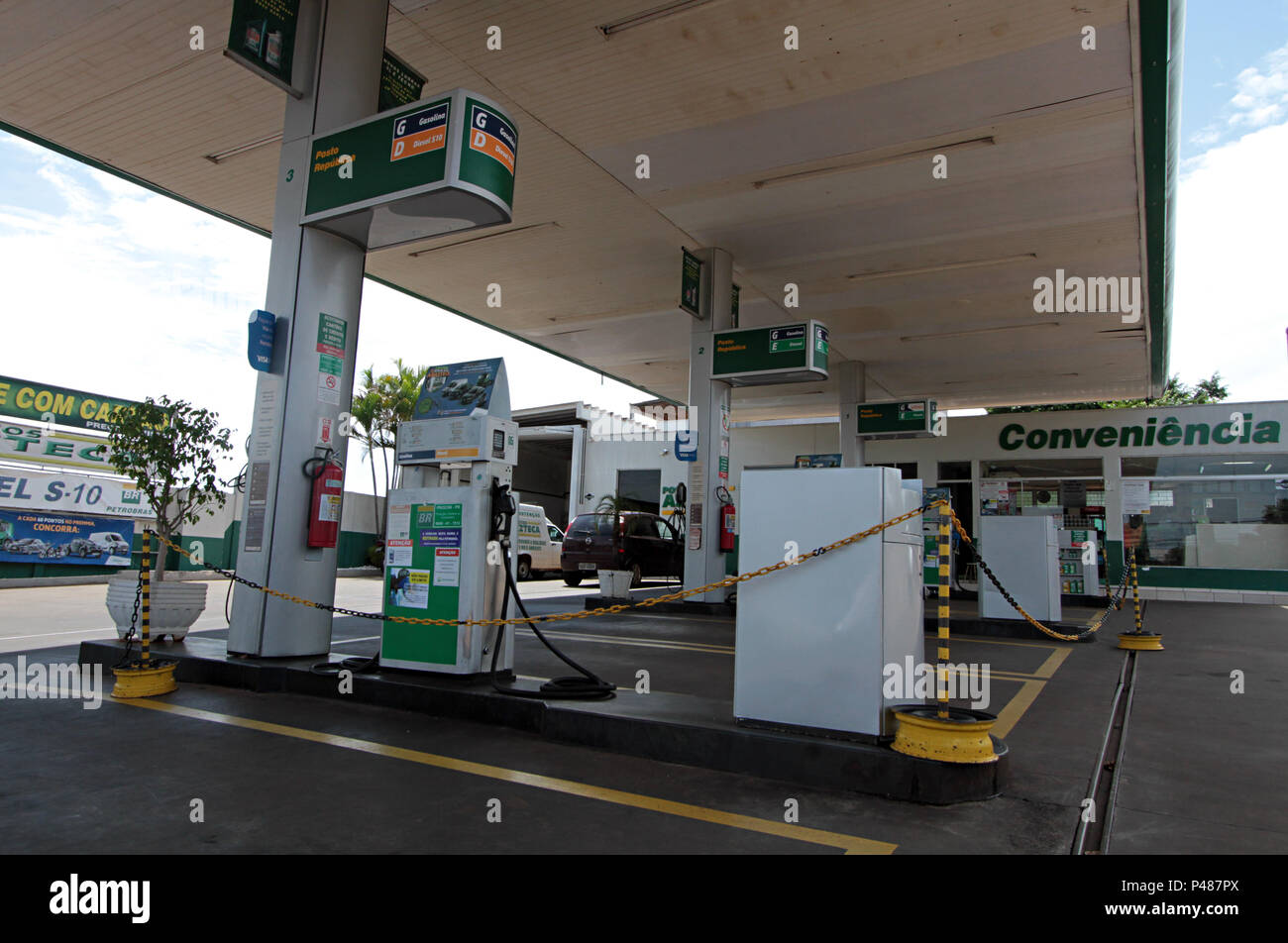 (29329) FALTA COMBUSTÍVEL E TRANSPORTE URBANO PR - Foz do Iguaçu - PARANÁ - Para combustível Economizar - wie Empresas tun Transporte coletivo adotaram um cronograma horários emergencial de-Os ônibus circulam normalmente apenas Nos horários de Pico - keine Meditation da Manhã e Finale da Tarde-das 5 Uhr às8h30e Das 16:30 às 19h - Essa medida fi adotada Pela falta de cobustível na Cidade de Foz do Iguaçu - por Conta dos bloqueis de Estrada realizados pelos vários caminhoneiros-Na cidade postos de combustível estão fechados-Na foto-Postos de combustíveis fechados e funcionários Parados-Foto-C Stockfoto