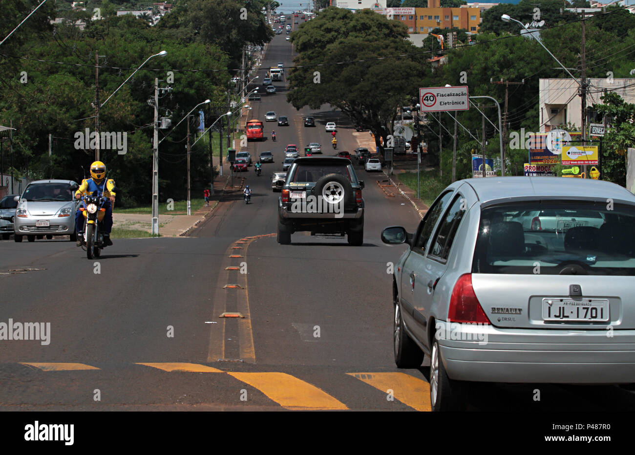 (29329) FALTA COMBUSTÍVEL E TRANSPORTE URBANO PR - Foz do Iguaçu - PARANÁ - Para combustível Economizar - wie Empresas tun Transporte coletivo adotaram um cronograma horários emergencial de-Os ônibus circulam normalmente apenas Nos horários de Pico - keine Meditation da Manhã e Finale da Tarde-das 5 Uhr às8h30e Das 16:30 às 19h - Essa medida fi adotada Pela falta de cobustível na Cidade de Foz do Iguaçu - por Conta dos bloqueis de Estrada realizados pelos vários caminhoneiros-Na cidade postos de combustível estão fechados-Na foto-Pricipais avenidas sem Movimento de ônibus em Foz do Iguaçu - Fot Stockfoto