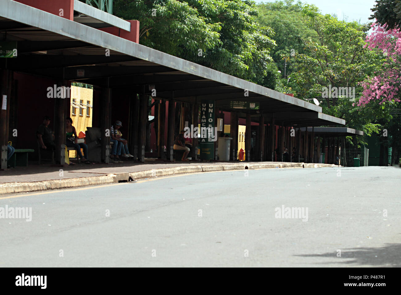 (29329) FALTA COMBUSTÍVEL E TRANSPORTE URBANO PR - Foz do Iguaçu - PARANÁ - Para combustível Economizar - wie Empresas tun Transporte coletivo adotaram um cronograma horários emergencial de-Os ônibus circulam normalmente apenas Nos horários de Pico - keine Meditation da Manhã e Finale da Tarde-das 5 Uhr às8h30e Das 16:30 às 19h - Essa medida fi adotada Pela falta de cobustível na Cidade de Foz do Iguaçu - por Conta dos bloqueis de Estrada realizados pelos vários caminhoneiros-Na cidade postos de combustível estão fechados-Na foto-Terminal de onibus de Foz do Iguaçu - vazio - Foto - Christian Ri Stockfoto