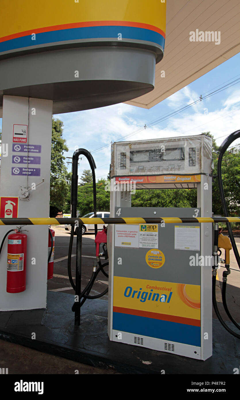 (29329) FALTA COMBUSTÍVEL E TRANSPORTE URBANO PR - Foz do Iguaçu - PARANÁ - Para combustível Economizar - wie Empresas tun Transporte coletivo adotaram um cronograma horários emergencial de-Os ônibus circulam normalmente apenas Nos horários de Pico - keine Meditation da Manhã e Finale da Tarde-das 5 Uhr às8h30e Das 16:30 às 19h - Essa medida fi adotada Pela falta de cobustível na Cidade de Foz do Iguaçu - por Conta dos bloqueis de Estrada realizados pelos vários caminhoneiros-Na cidade postos de combustível estão fechados-Na foto-Postos de combustíveis fechados e funcionários Parados-Foto-C Stockfoto