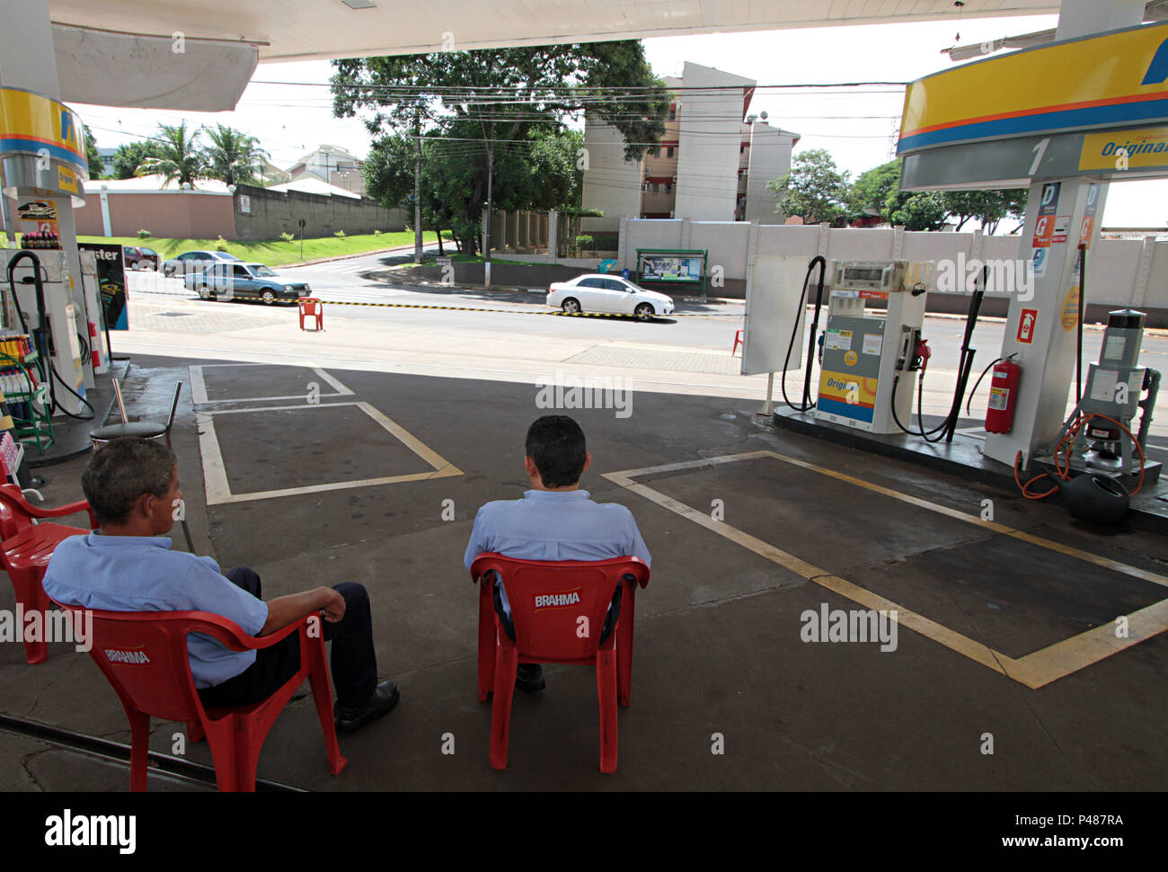 (29329) FALTA COMBUSTÍVEL E TRANSPORTE URBANO PR - Foz do Iguaçu - PARANÁ - Para combustível Economizar - wie Empresas tun Transporte coletivo adotaram um cronograma horários emergencial de-Os ônibus circulam normalmente apenas Nos horários de Pico - keine Meditation da Manhã e Finale da Tarde-das 5 Uhr às8h30e Das 16:30 às 19h - Essa medida fi adotada Pela falta de cobustível na Cidade de Foz do Iguaçu - por Conta dos bloqueis de Estrada realizados pelos vários caminhoneiros-Na cidade postos de combustível estão fechados-Na foto-Postos de combustíveis fechados e funcionários Parados-Foto-C Stockfoto