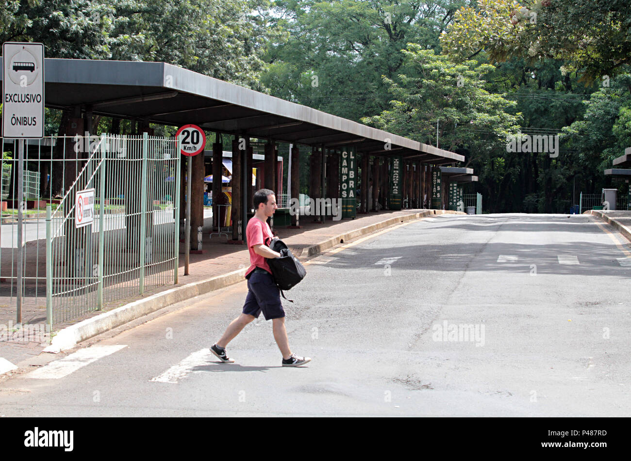 FOZ DO IGUAÇU, PR - 02/03/2015: FALTA COMBUSTÍVEL E TRANSPORTE URBANO PR-Para combustível Economizar - wie Empresas tun Transporte coletivo adotaram um cronograma horários emergencial de-Os ônibus circulam normalmente apenas Nos horários de Pico - keine Meditation da Manhã e Finale da Tarde-das 5 Uhr às8h30e Das 16:30 às 19h - Essa medida fi adotada Pela falta de cobustível na Cidade de Foz do Iguaçu - por Conta dos bloqueis de Estrada realizados pelos vários caminhoneiros-Na cidade postos de combustível estão fechados-Na foto-Terminal de onibus de Foz do Iguaçu - vazio. (Foto: Christian Riz Stockfoto