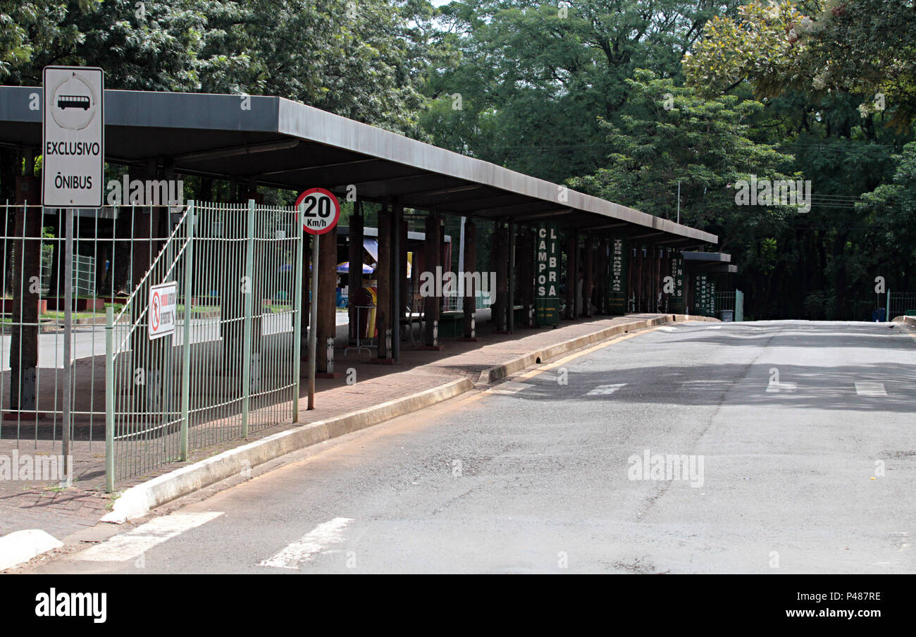 FOZ DO IGUAÇU, PR - 02/03/2015: FALTA COMBUSTÍVEL E TRANSPORTE URBANO PR-Para combustível Economizar - wie Empresas tun Transporte coletivo adotaram um cronograma horários emergencial de-Os ônibus circulam normalmente apenas Nos horários de Pico - keine Meditation da Manhã e Finale da Tarde-das 5 Uhr às8h30e Das 16:30 às 19h - Essa medida fi adotada Pela falta de cobustível na Cidade de Foz do Iguaçu - por Conta dos bloqueis de Estrada realizados pelos vários caminhoneiros-Na cidade postos de combustível estão fechados-Na foto-Terminal de onibus de Foz do Iguaçu - vazio. (Foto: Christian Riz Stockfoto