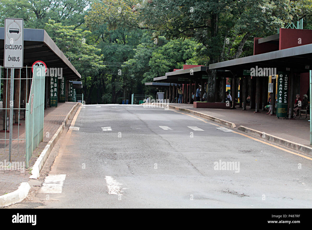 FOZ DO IGUAÇU, PR - 02/03/2015: FALTA COMBUSTÍVEL E TRANSPORTE URBANO PR-Para combustível Economizar - wie Empresas tun Transporte coletivo adotaram um cronograma horários emergencial de-Os ônibus circulam normalmente apenas Nos horários de Pico - keine Meditation da Manhã e Finale da Tarde-das 5 Uhr às8h30e Das 16:30 às 19h - Essa medida fi adotada Pela falta de cobustível na Cidade de Foz do Iguaçu - por Conta dos bloqueis de Estrada realizados pelos vários caminhoneiros-Na cidade postos de combustível estão fechados-Na foto-Terminal de onibus de Foz do Iguaçu - vazio. (Foto: Christian Riz Stockfoto