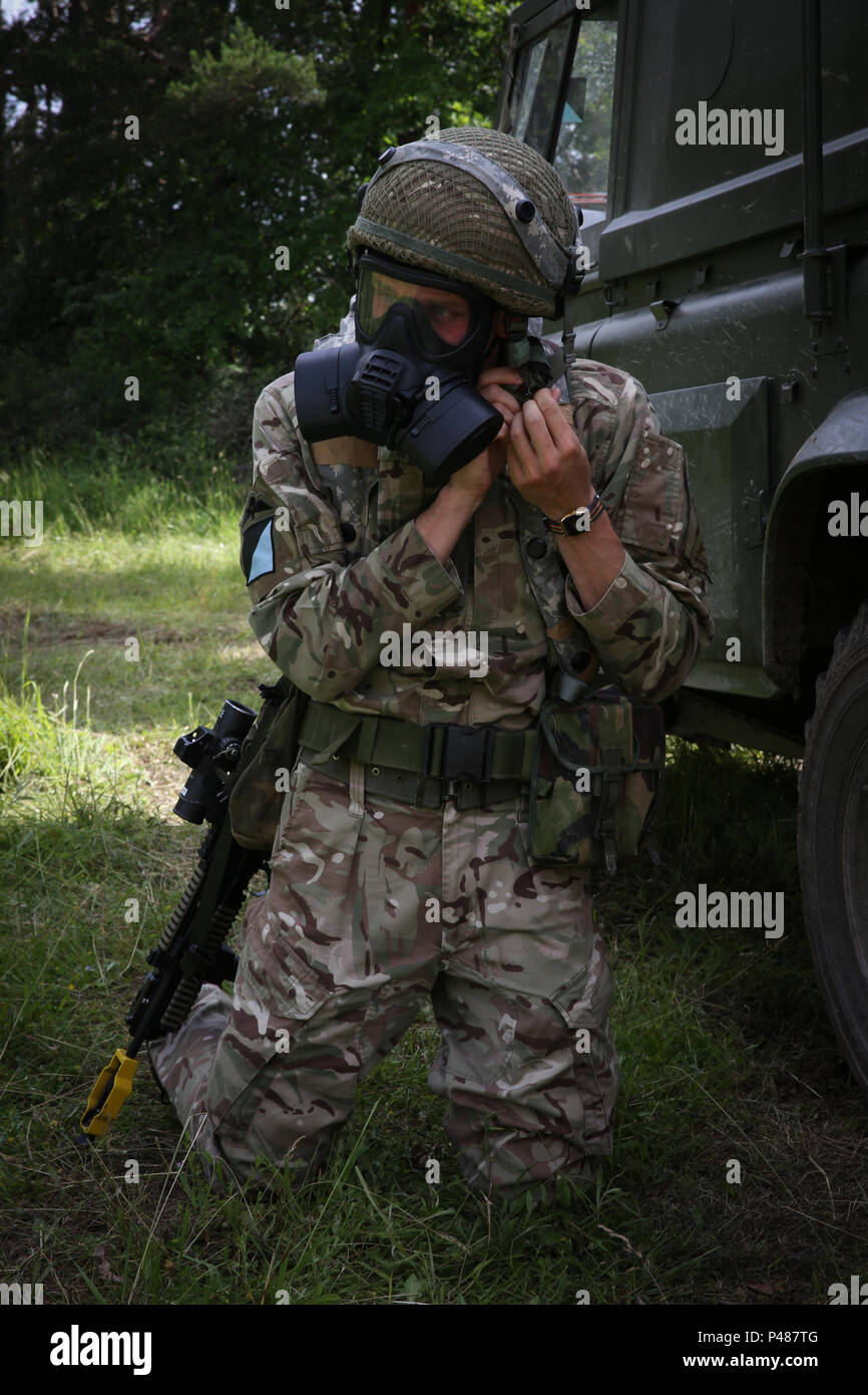 Ein britischer Soldat der Luft kombiniert Joint Expeditionary Force zieht seine schützende Maske während der Durchführung von taktischen Operationen während Swift Antwort 16 Übung auf dem Truppenübungsplatz Hohenfels, ein Teil der Joint Multinational Readiness Center in Hohenfels, Deutschland, 22. Juni 2016. Übung Swift Antwort ist eines der führenden militärischen Krise Antwort Fortbildungsveranstaltungen für multi-nationalen Luftstreitkräfte der Welt. Die Übung soll die Bereitschaft zum Kampf gegen Kern der US Global Response Force – derzeit der 82nd Airborne Division 1st Brigade Combat Team – zu verbessern Stockfoto