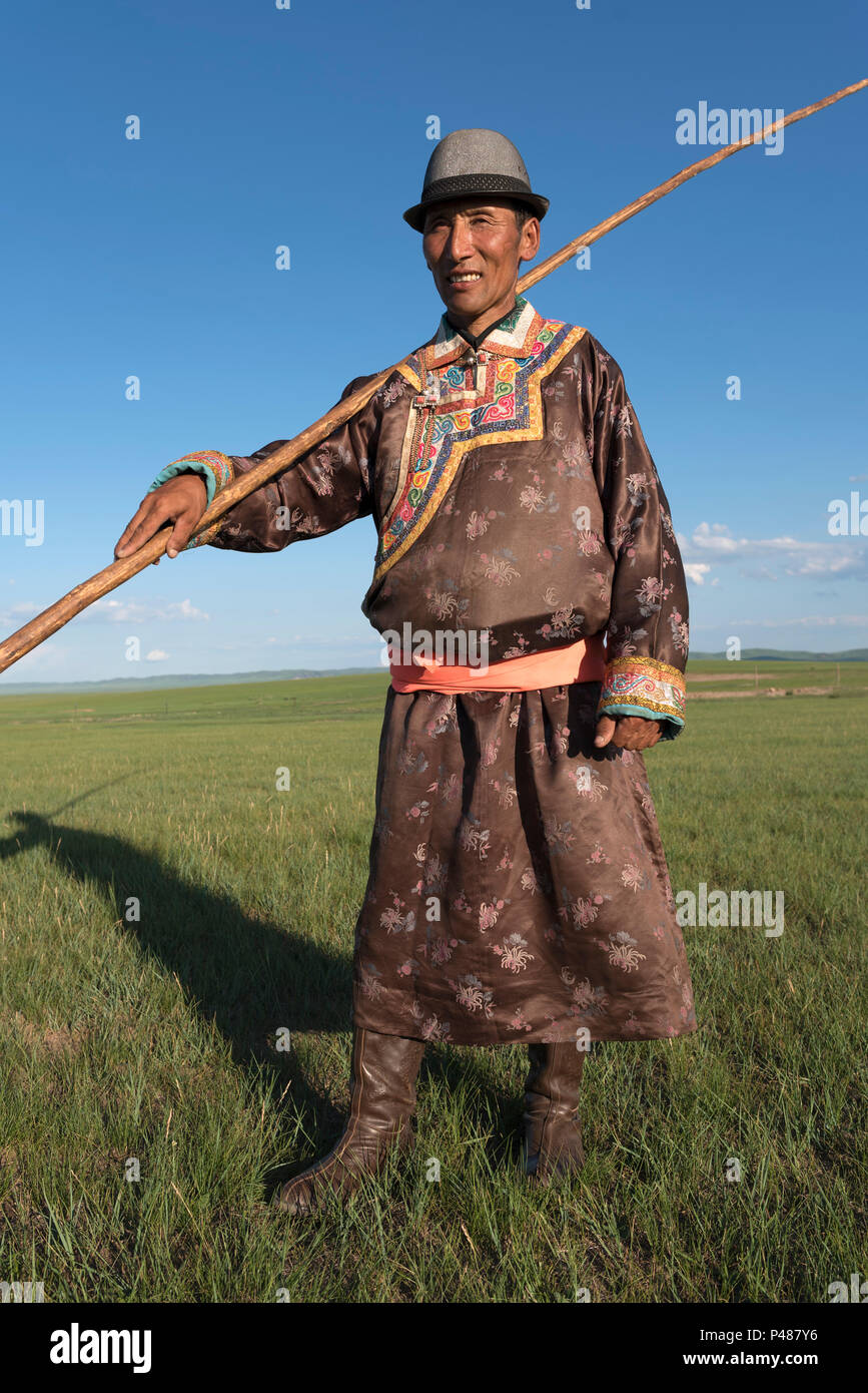 Reiter gekleidet in der Tracht der hält das Seil und Pole urga oder Lasso, Xiwuzhumuginqi, der Inneren Mongolei, China Stockfoto