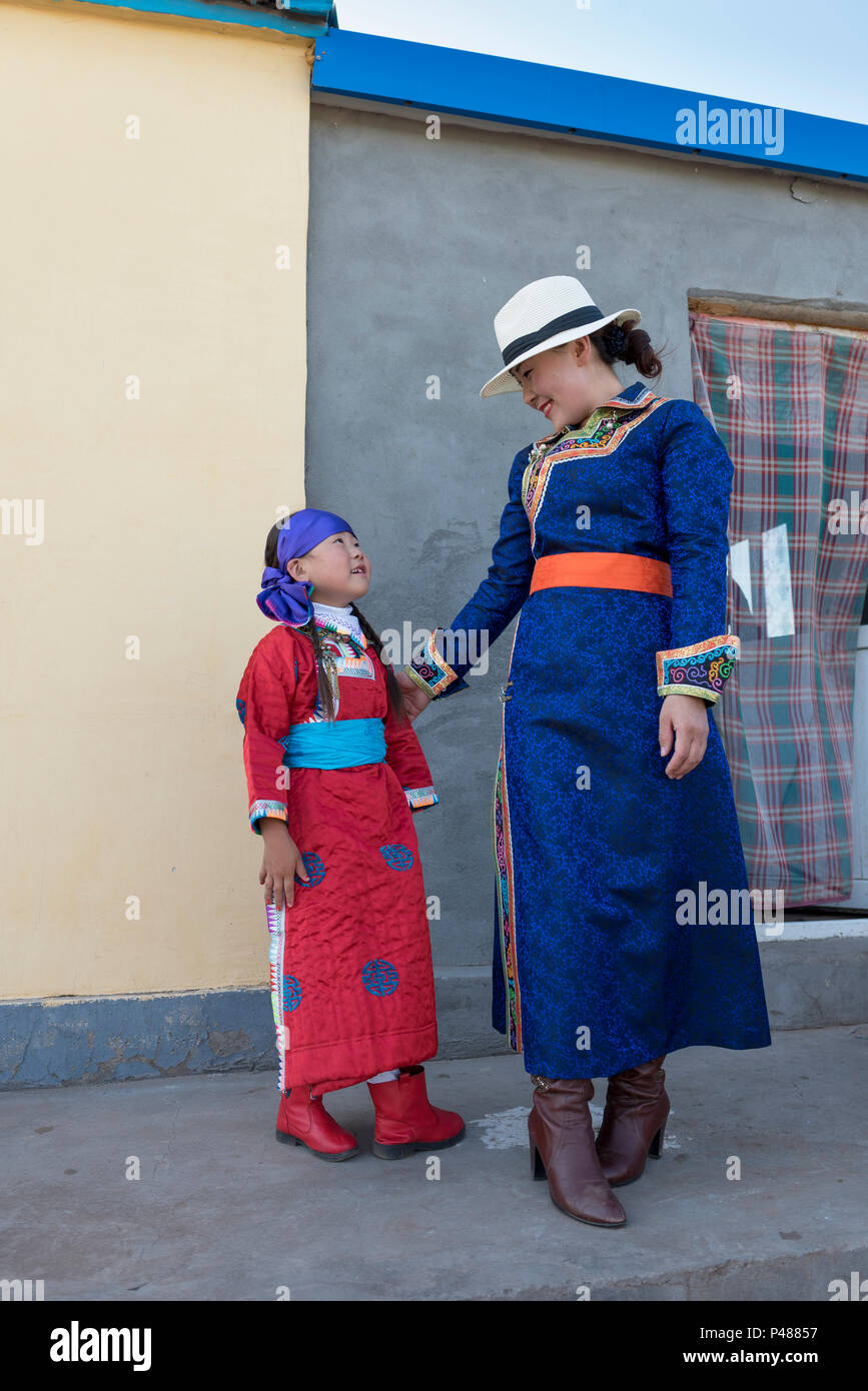 Eine Mutter und ihre Tochter für die Besucher vorbereitet durch das Tragen von Trachten, Xiwuzhumuginqi, der Inneren Mongolei, China Stockfoto