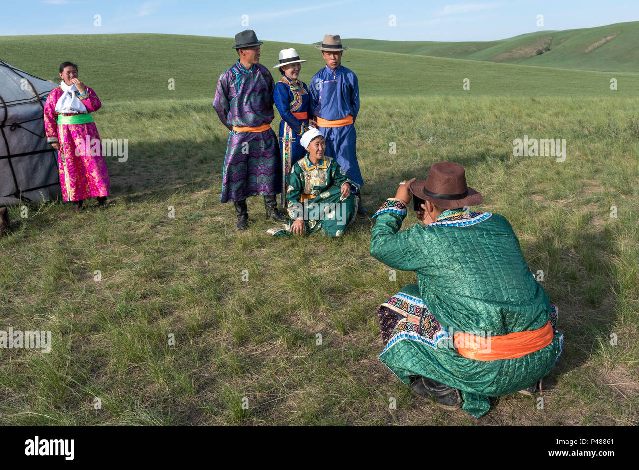 Familie mit mehreren Generationen posieren für Fotos auf der sommerlichen Wiesen, Xiwuzhumuginqi, der Inneren Mongolei, China Stockfoto