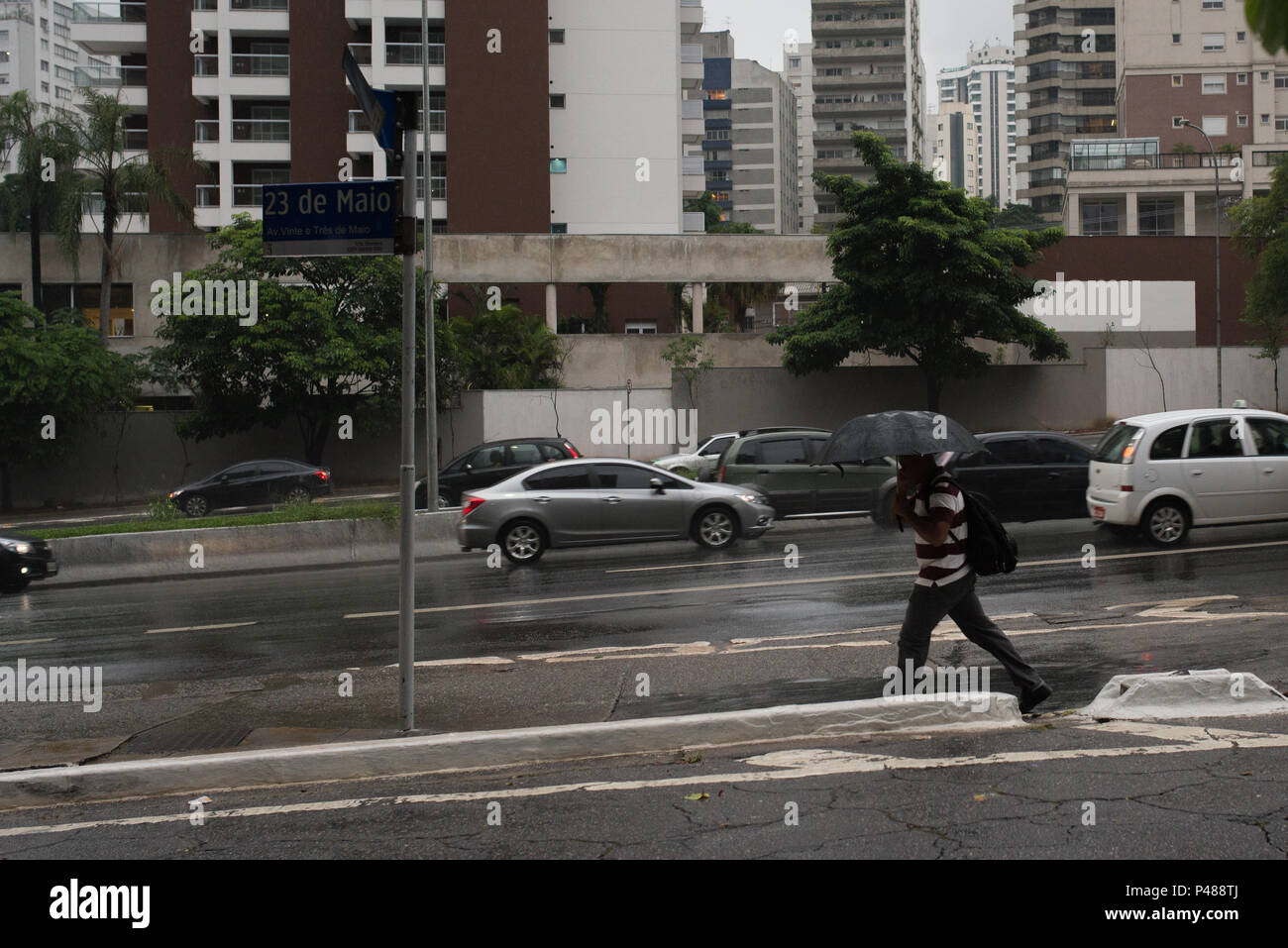 Clima com chuva em São Paulo, nas proximidades da Av. 23 de Maio, e das estações de Metrô Paraíso e Tucuruvi. 07/03/2015 - Foto: Bruno Fernandes/Fotoarena Stockfoto