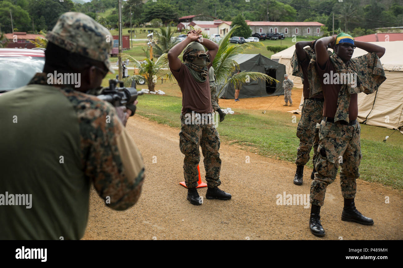 Soldaten mit der Jamaica Defence Force eine simulierte Durchsuchung und Beschlagnahme auf Rolle Spieler während der Übung Tradewinds 2016 führen Moneague Trainingslager, Jamaika, 21. Juni 2016. Tradewinds umfasst sowohl Meeresautobahnen und Phasen, die noch mehr Möglichkeiten für die teilnehmenden Länder erhöhen Ihre Sicherheit und Katastrophenhilfe Unterstützung zu verbessern. (U.S. Marine Corps Foto von Cpl. Justin T. Updegraff/Freigegeben) Stockfoto