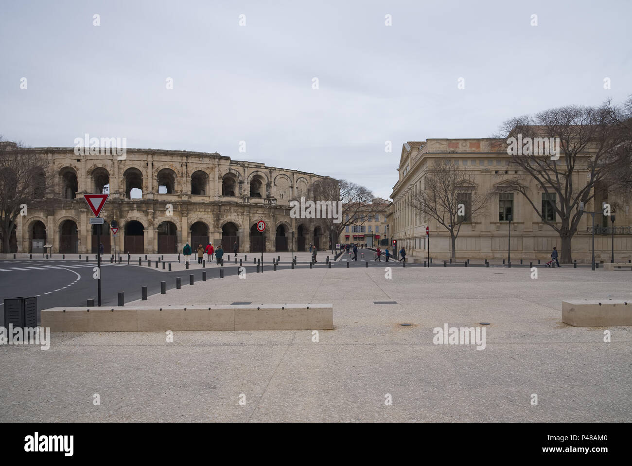Boulevard de Arena und Charles de Gaulle - Nimes - Luberon (Provence) - Frankreich Stockfoto