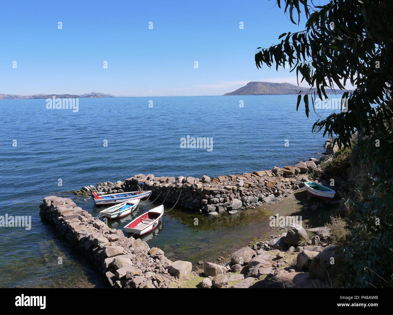 Yacht Unterschlupf in dem kleinen Hafen der Insel Taquile am Titicacasee Peru Stockfoto