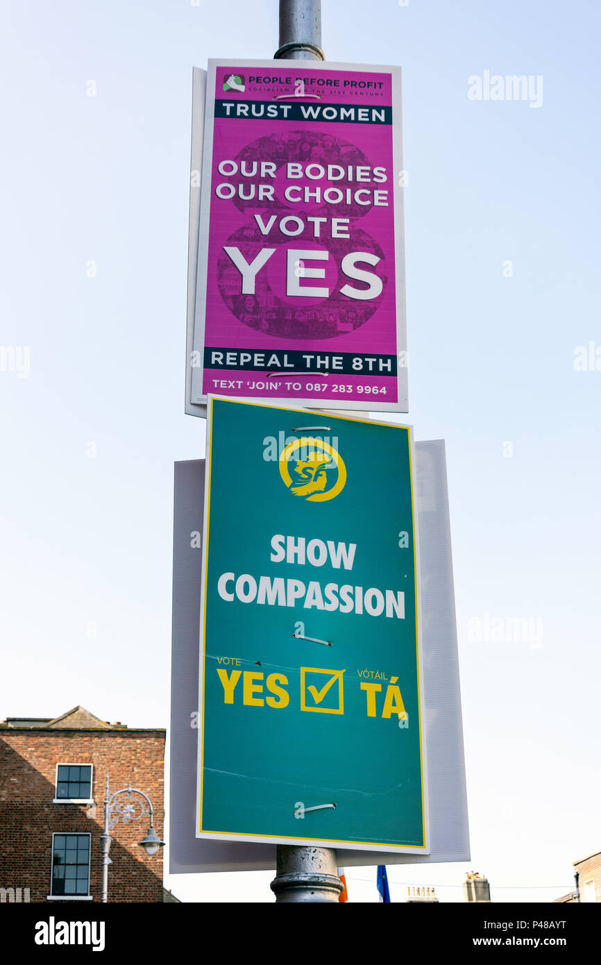 Plakate, die die 'Ja' im irischen Referendum Abtreibung Reform, Dublin, Provinz Leinster, Republik von Irland Stockfoto