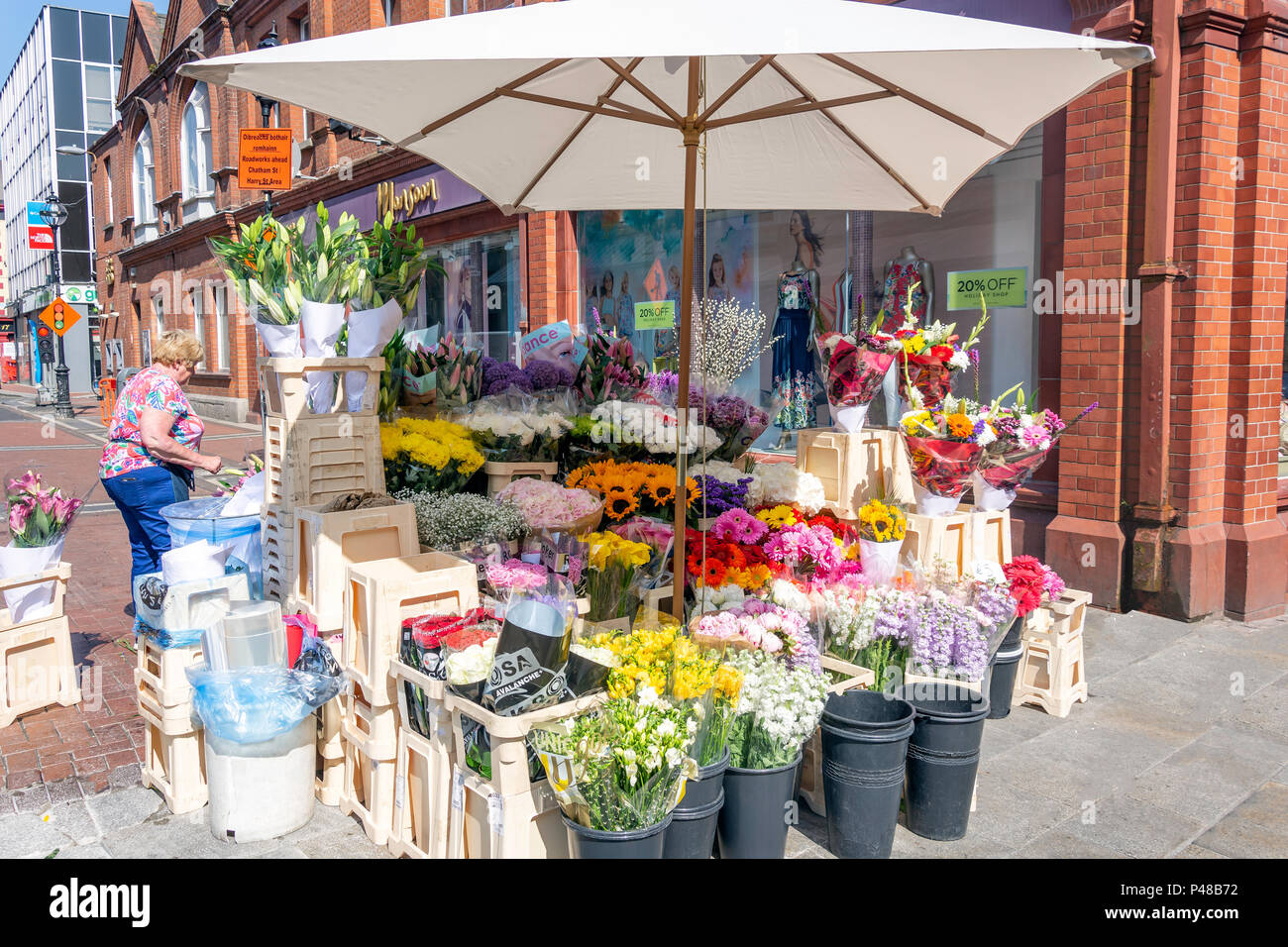 Blume in der Grafton Street (Sráid Grafton), Dublin, Provinz Leinster, Irland Abschaltdruck Stockfoto