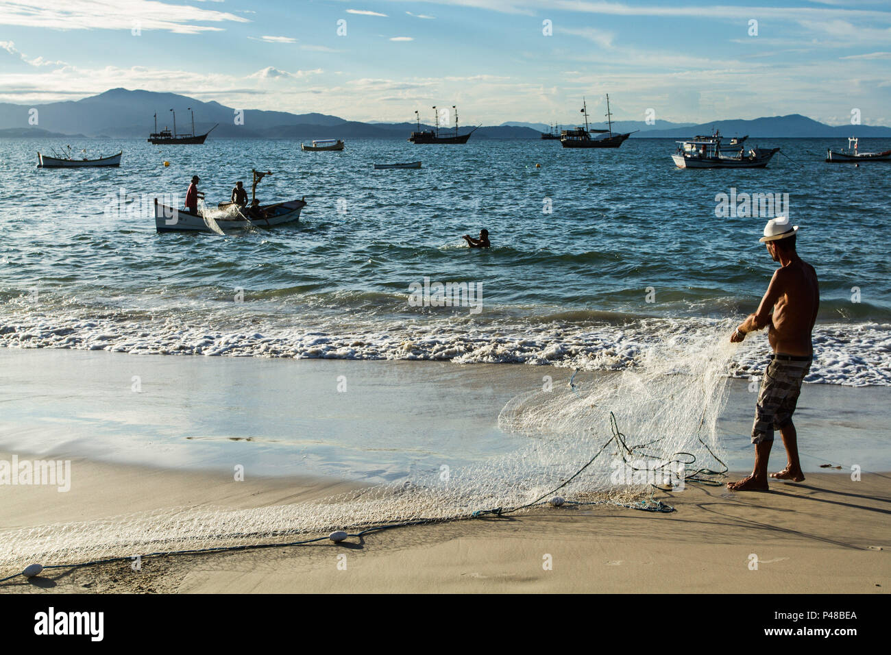 Pescadores na Praia da Cachoeira do Bom Jesus keine Último dia do verão. Florianópolis/SC, Brasilien - 20.03.2015. Foto: Ricardo Ribas/Fotoarena Stockfoto