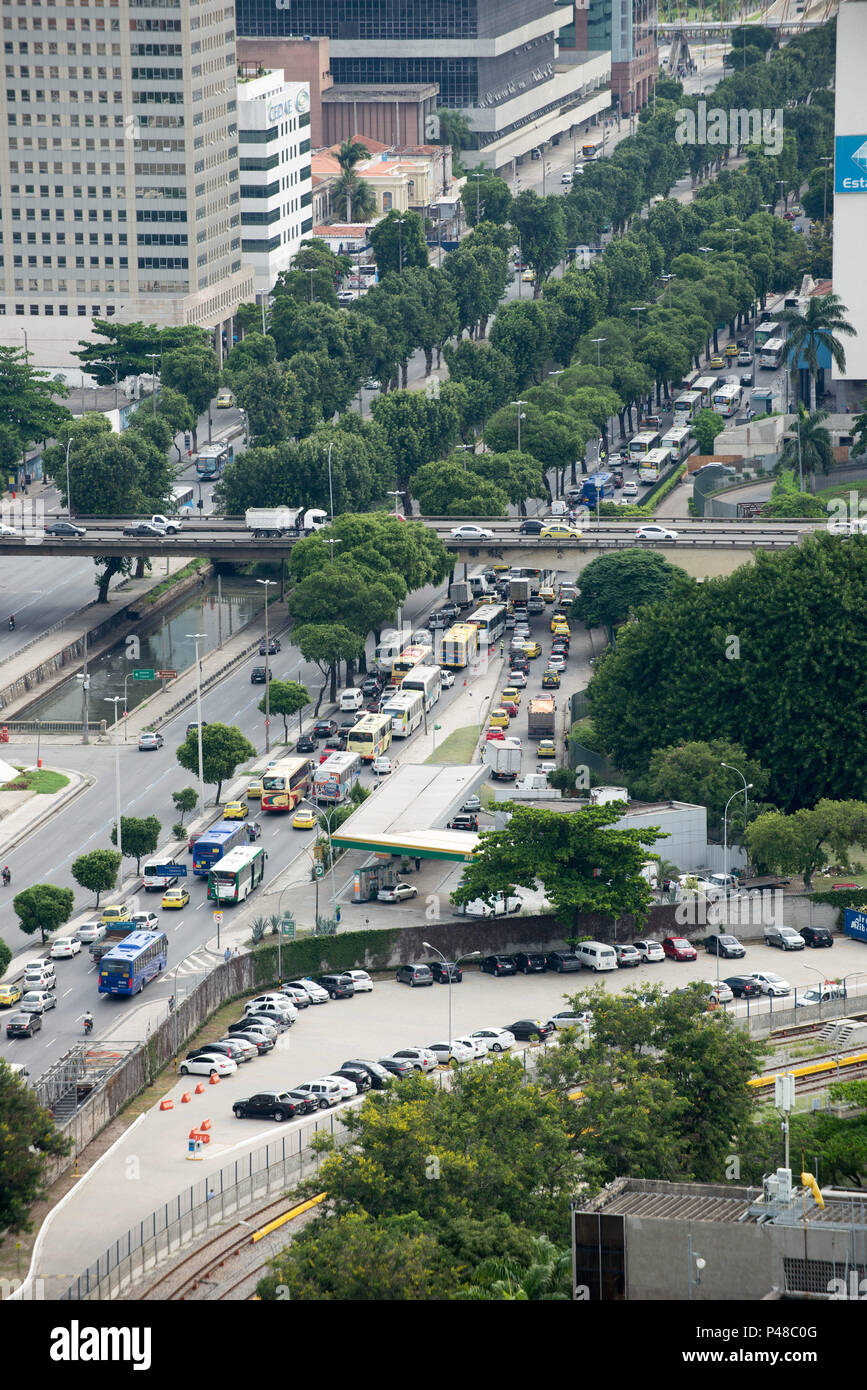 RIO DE JANEIRO, RJ - 31.03.2015: Avenida Presidente Vargas keine Centro da Cidade visto Index da Torre da Central do Brasil, Kom elevado São Sebastião. Foto: Celso Pupo/Fotoarena Stockfoto