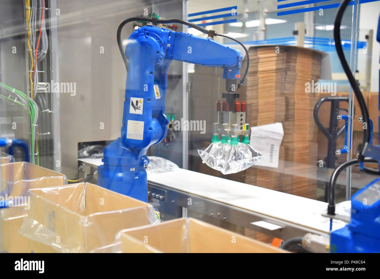 Industrieroboter in einem modernen pharamceutical Factory - Transport und Kontrolle von Insulin Infusion Taschen Stockfoto