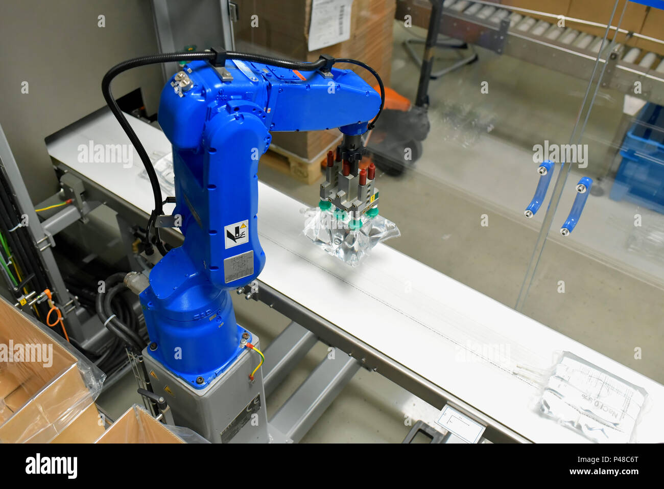 Industrieroboter in einem modernen pharamceutical Factory - Transport und Kontrolle von Insulin Infusion Taschen Stockfoto
